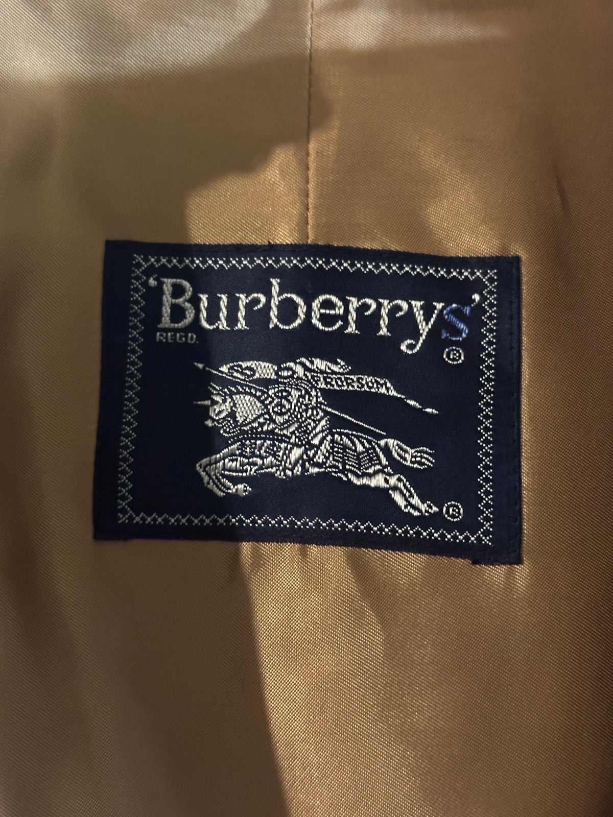 Burberry long Trench Coat With belt, classic botón down, minimalistic w pockets.
