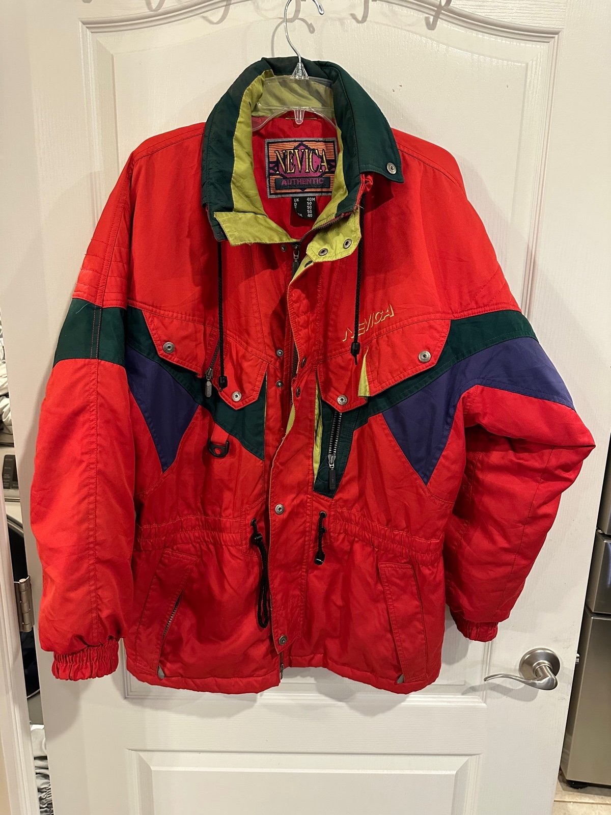 Vintage red NEVICA Ski Jacket Size 40 outdoor mountains 90s style hooded red