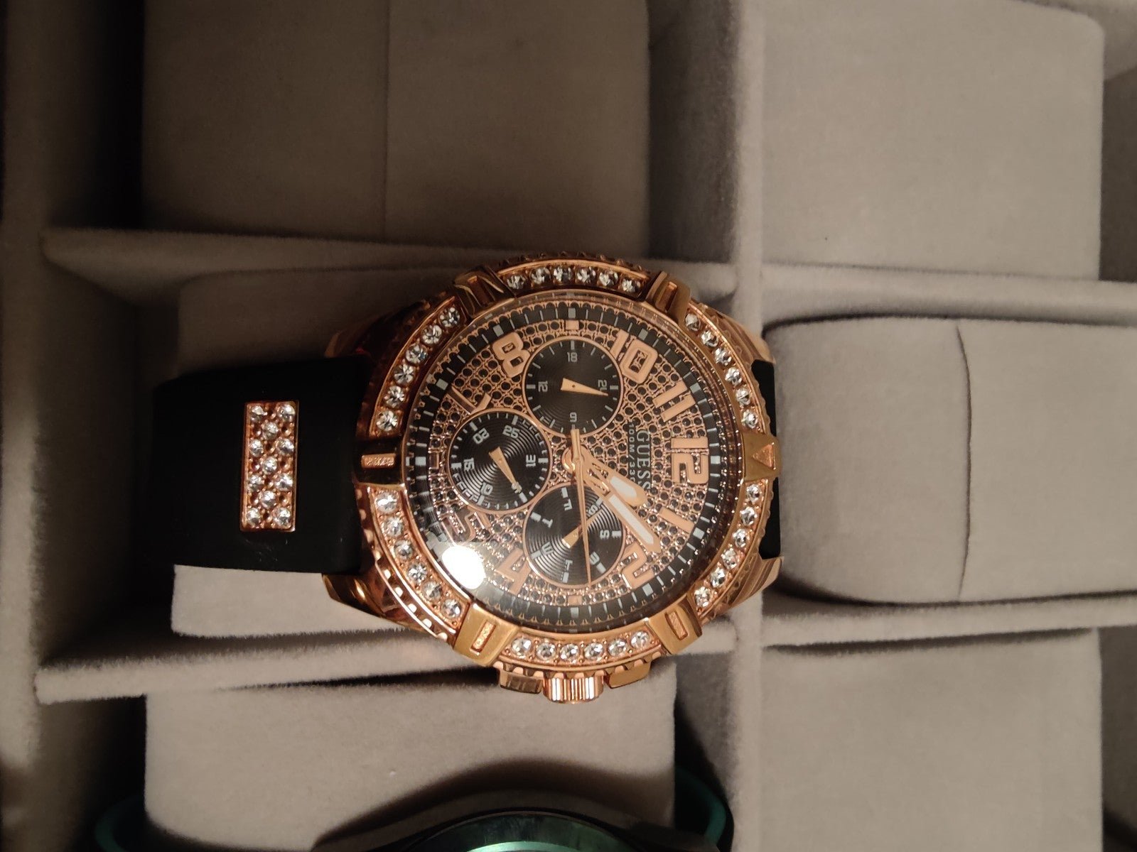 Guess men watch