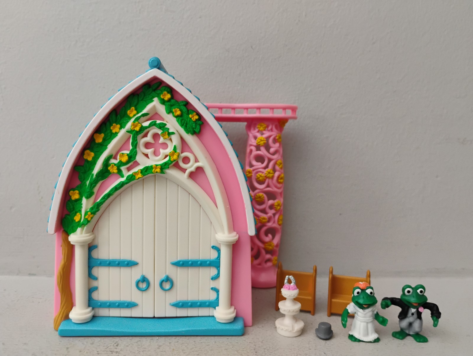 Vintage 1995 Littlest Pet Shop Mini Surprise Families Chapel Leaper Frogs Family