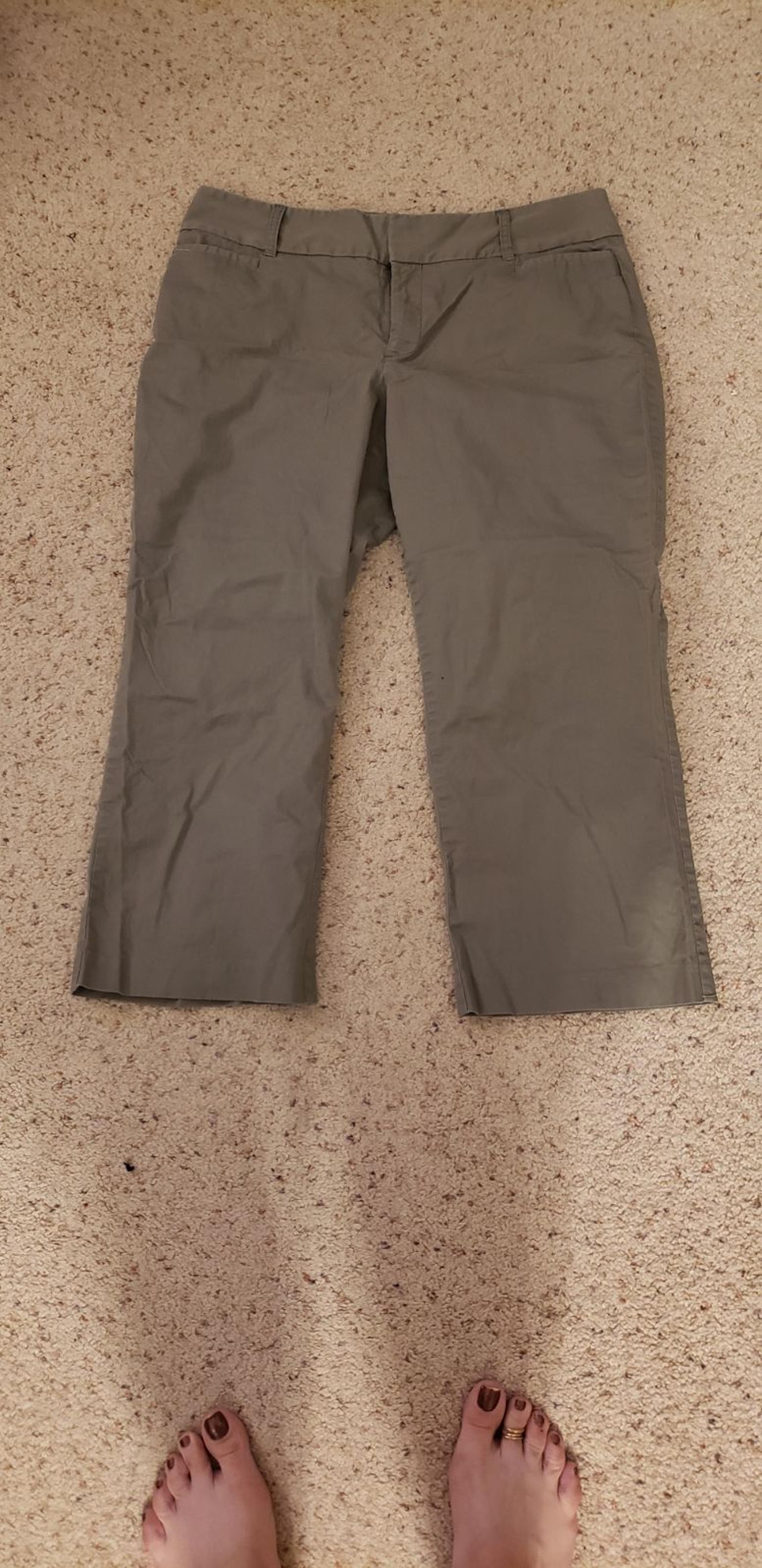 Daisy Fuentes Dark Sage Green Capris, 10