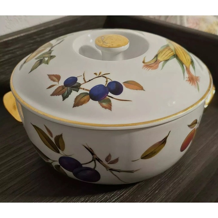 Royal Worcester Evesham Round Covered Casserole 8.5 bowl fruit vegetable 2.5qt