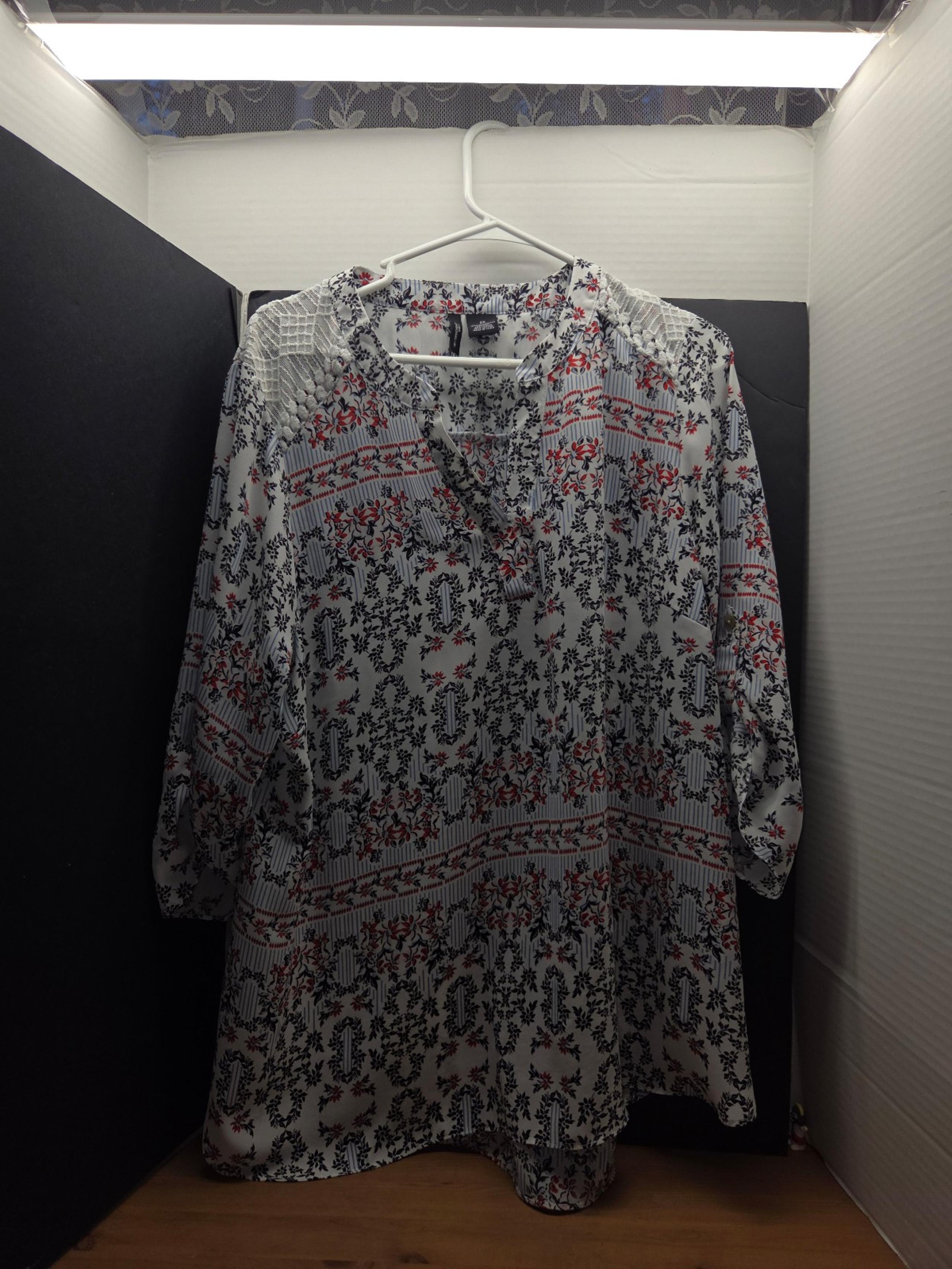 New Drections curw women's blouse size 2xL multicolor floral plus plus size blou