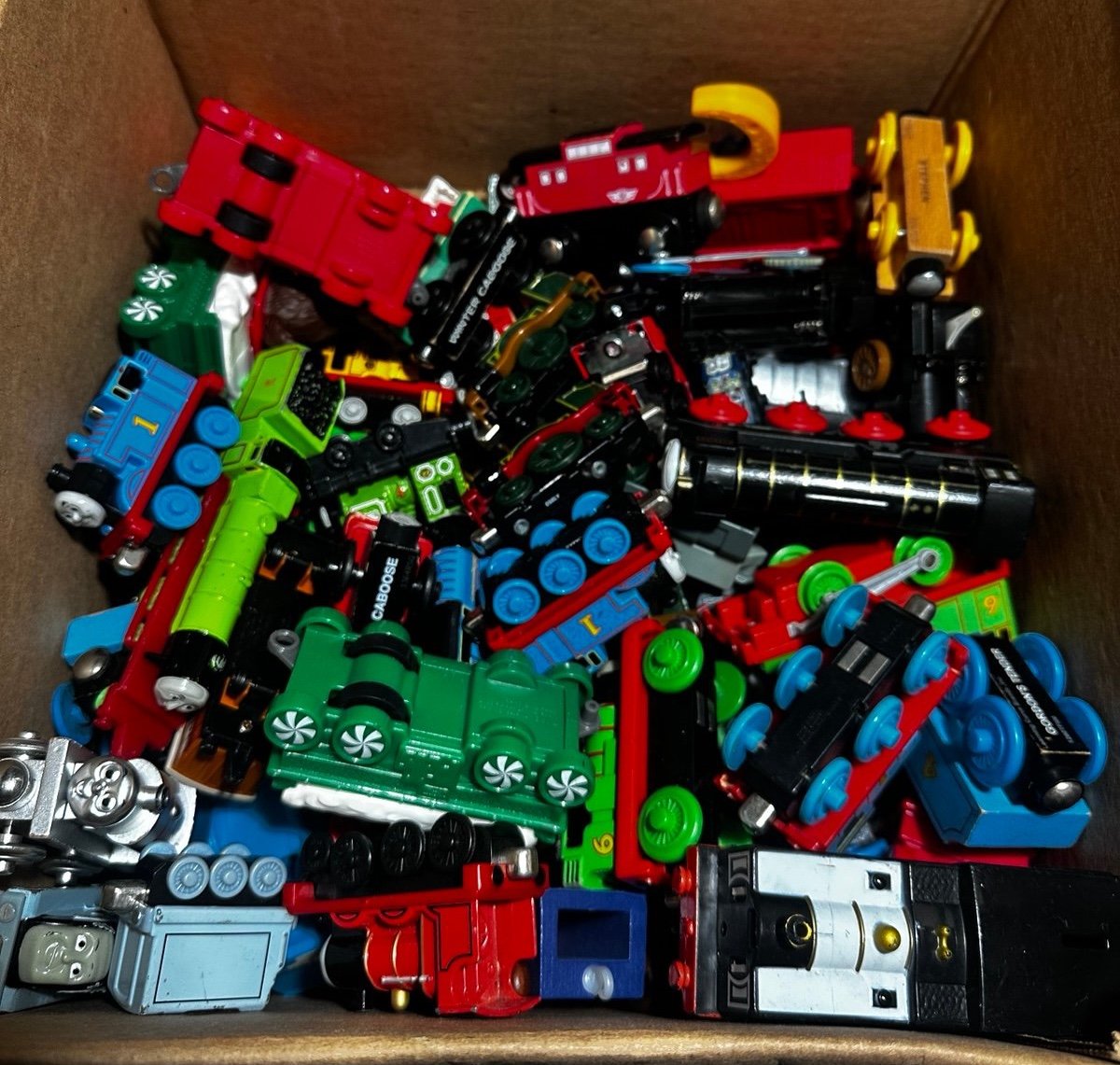 Choose! Miscellaneous box of small Thomas toys