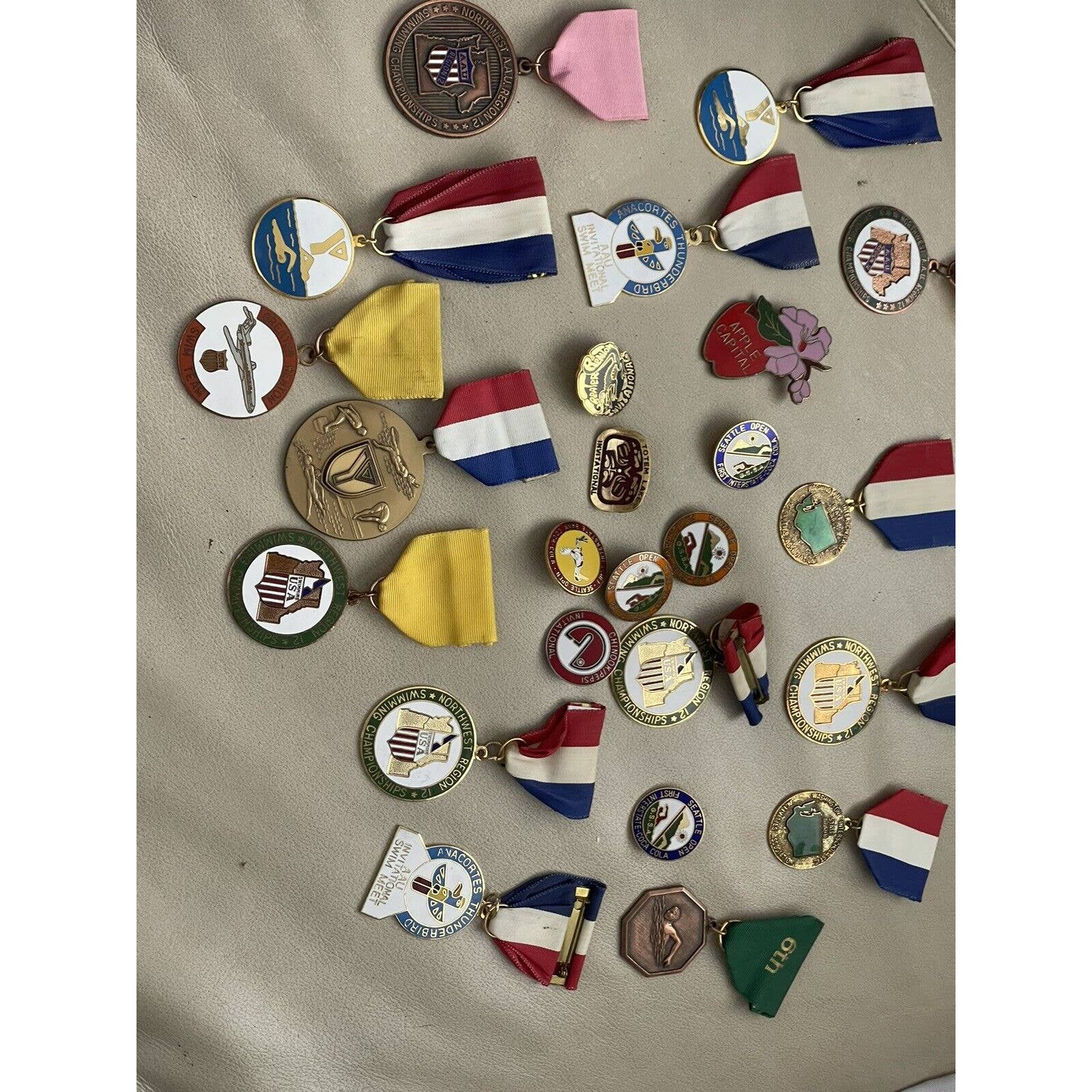 Vintage pins and medals Seattle WA B4-26