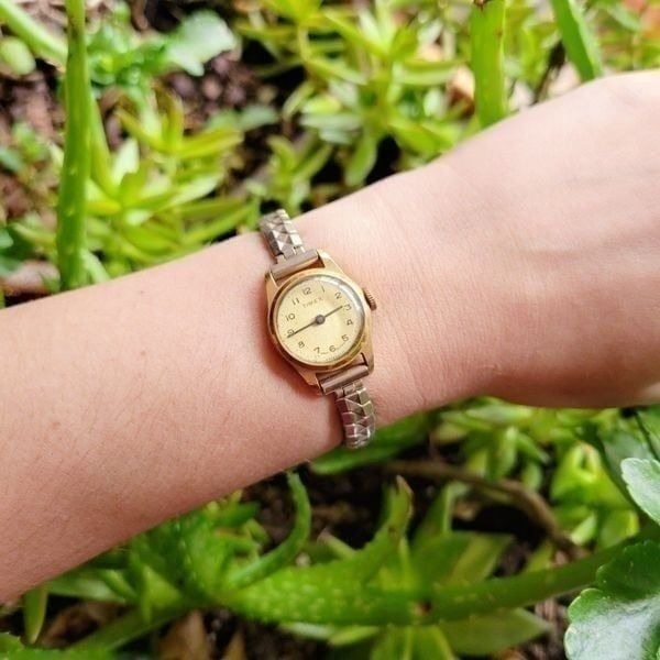 Vintage Timex Great Britain 17 Jewels Classic Dainty Gold & Silver Stretch Watch