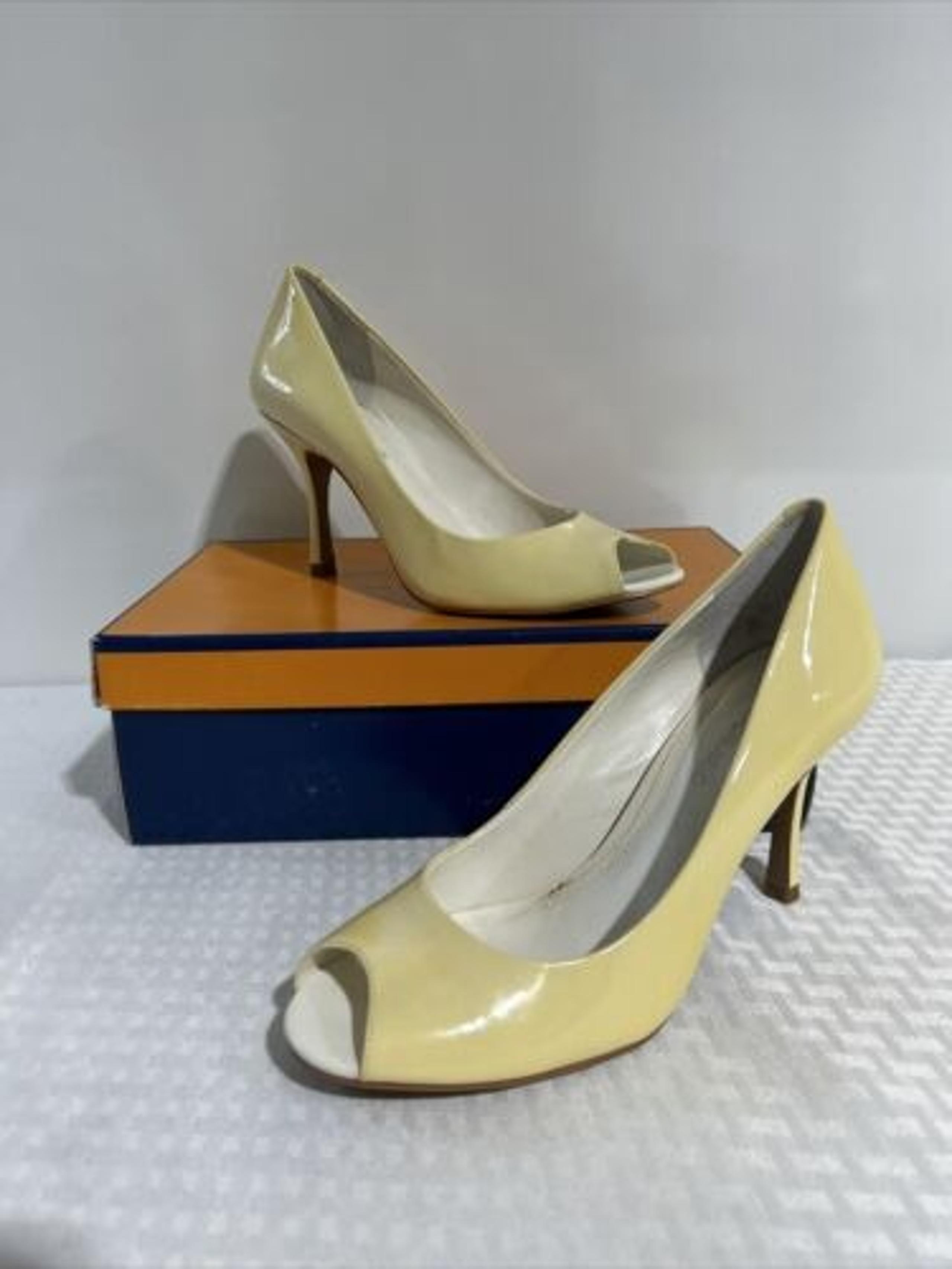 Arturo Chiang CHINA WHITE Patent Leather 3" Heel Pumps WOMENS SIZE 8M. HAS ORIGI