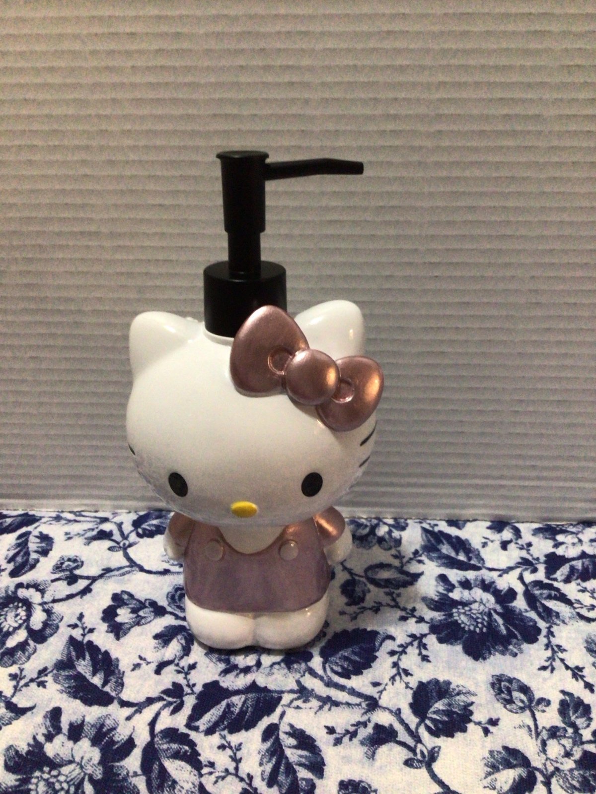 #75BB SANRIO HELLO KITTY SOAP DISPENSER