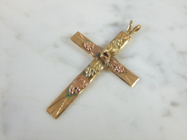 10k Gold Religious Cross Pendant E4023