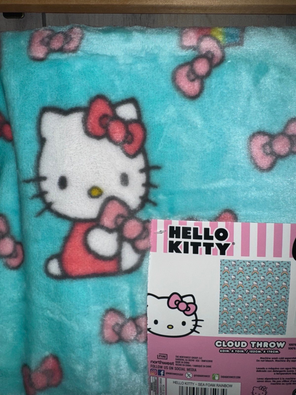 Hello Kitty - Plush Throw - Seafoam Rainbow