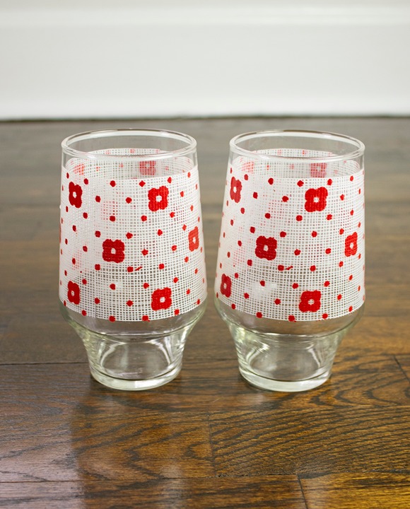Set of 2 Vintage Red & White Flower Power Drinking Glasses