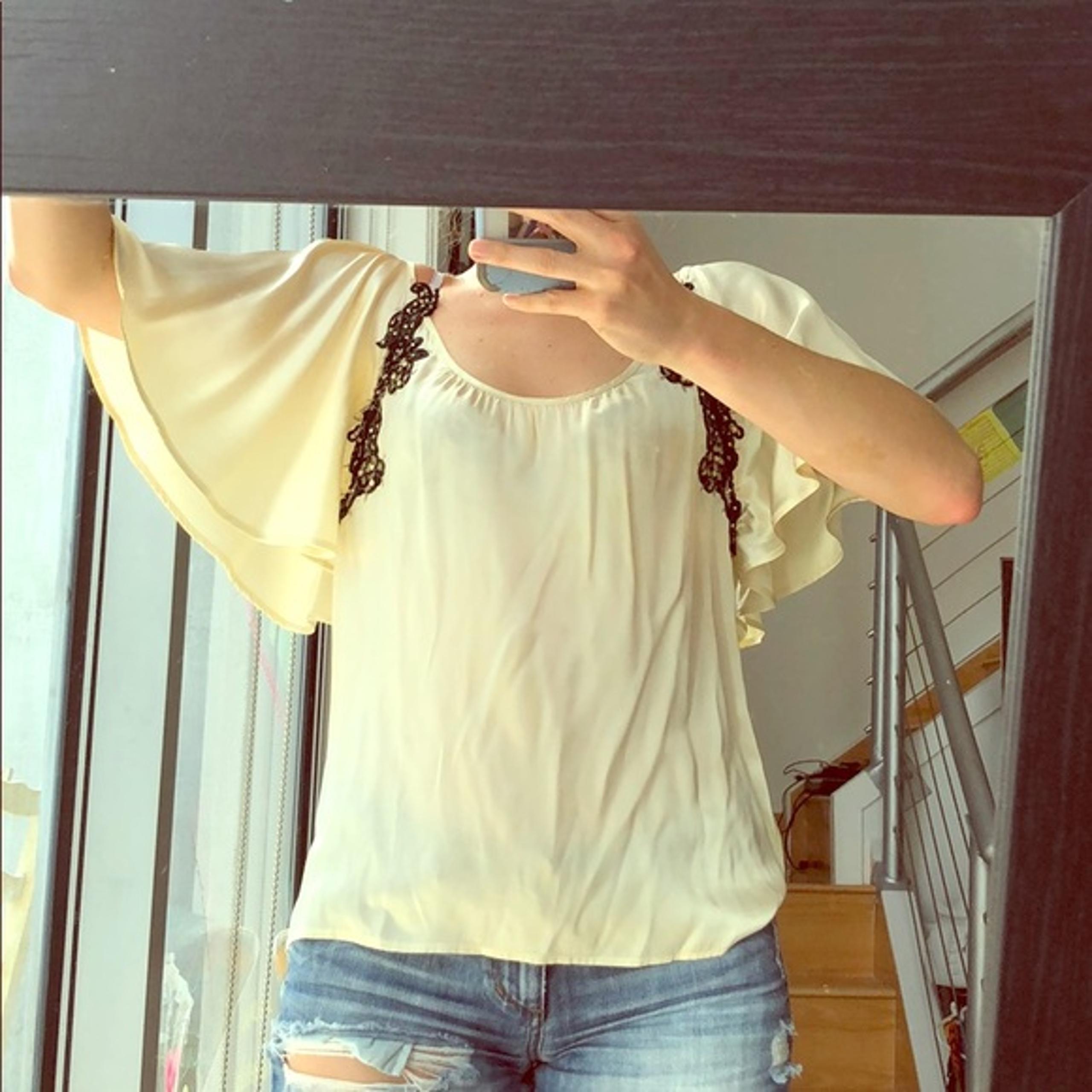 Chelsea Flower sz md cream silk bell sleeve blouse