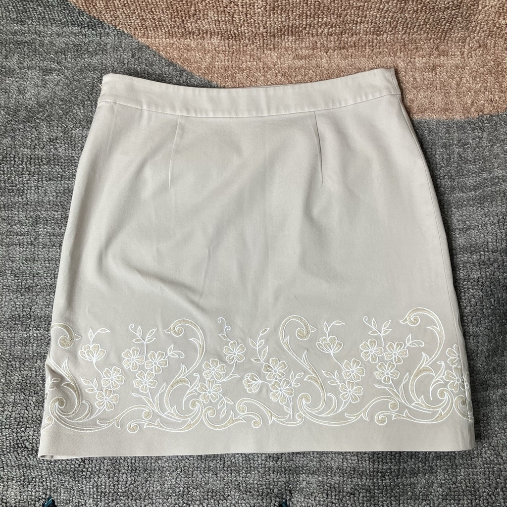 Brooks Brothers Womens Red Fleece Cream Skirt Size 4 Floral Embroidery Preppy