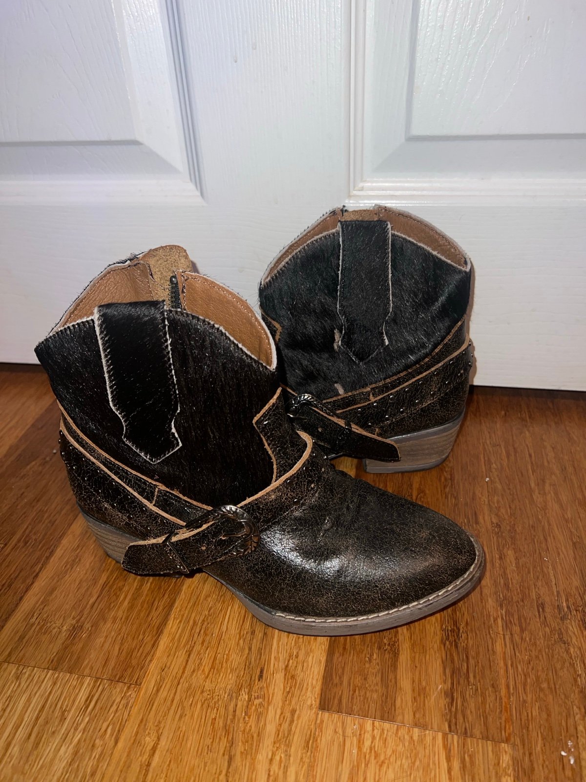 Sterling River Womens Distressed Bootie With Cowhair Size 6M