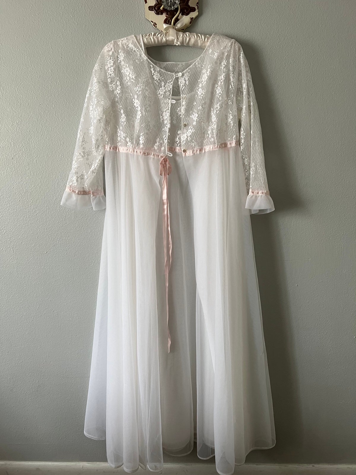 Vintage Radcliffe Peingnor Robe and Nightgown Set White Lace Size Medium EVC