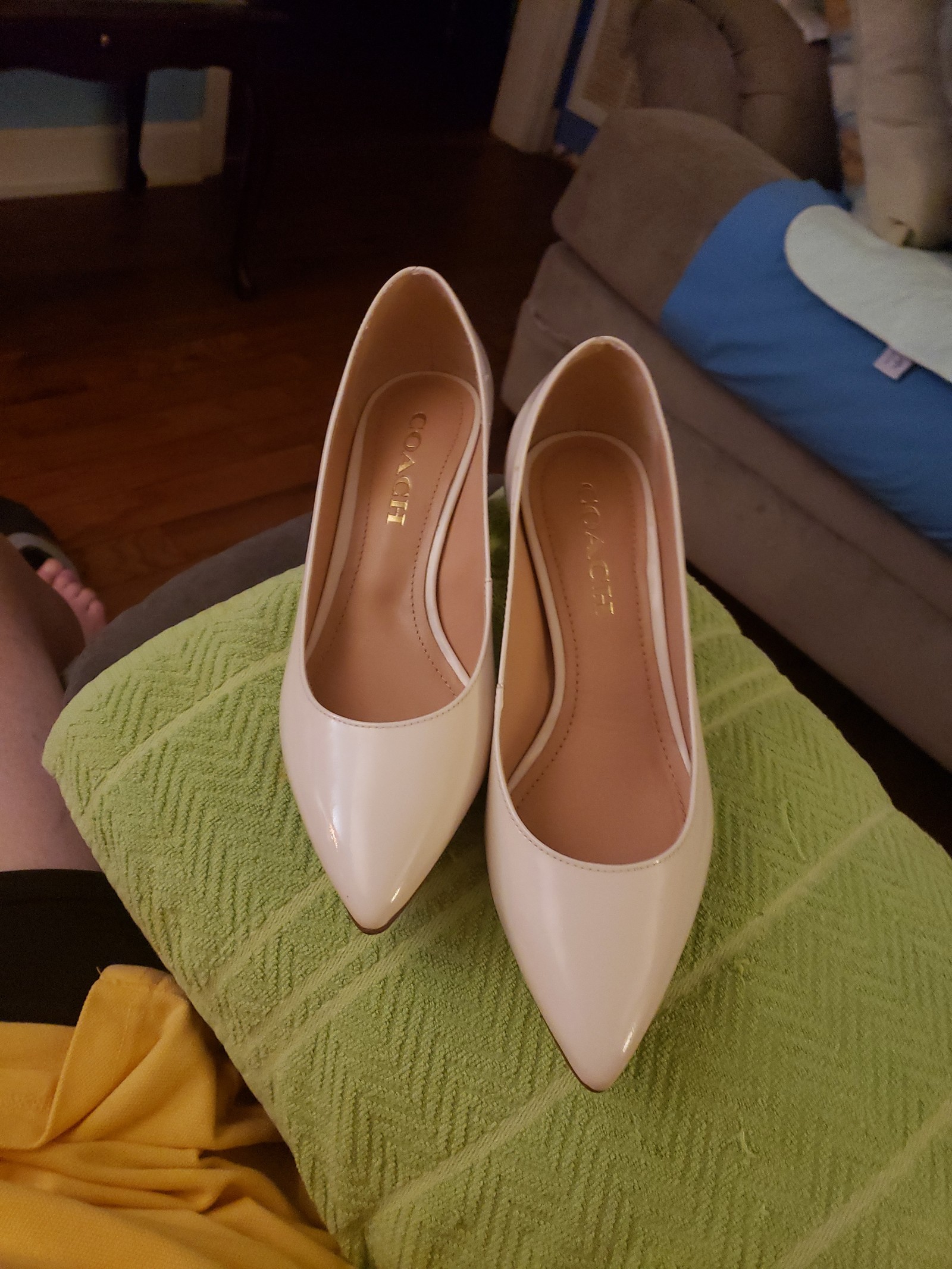 COACH SLOANE PATENT LEATHER PUMP HEEL ALMOMD SZ 5.5 (M). Worn 1X. Leather insole