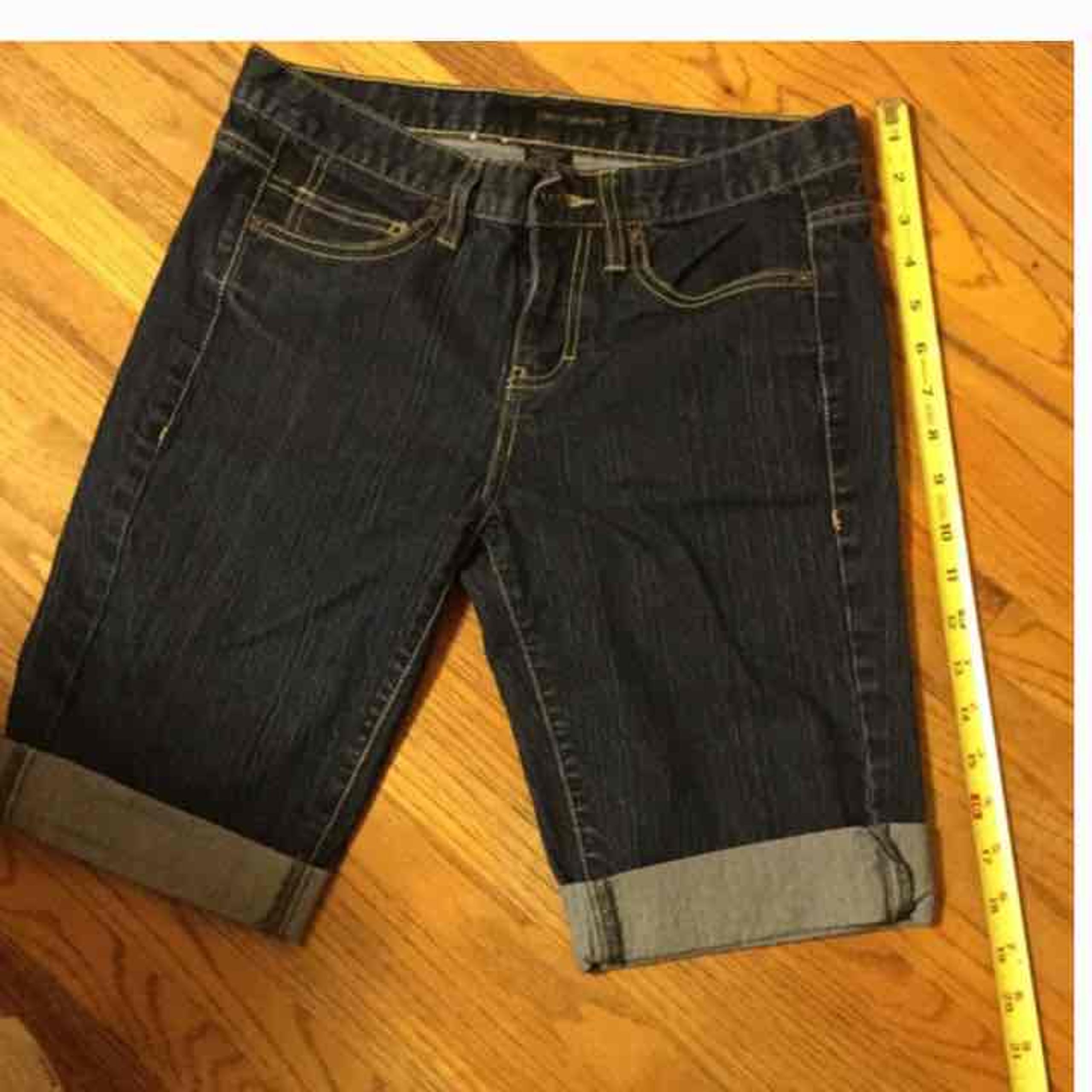 Calvin Klein jean shorts/Capri SZ 27