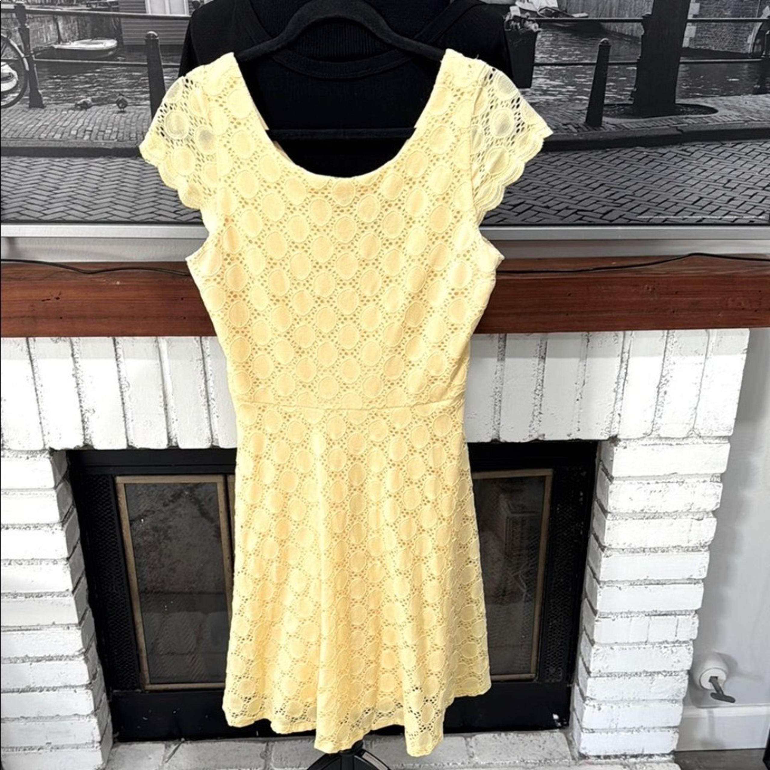 Ronni Nicole lace dress Butter Yellow knee-length Size 6 Stretch Short Sleeve