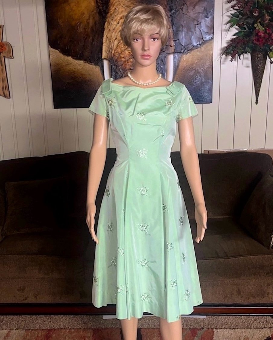 Vintage (1970’s) Mint Green Cocktail Dress W/ Floral Embroideries • Size Small