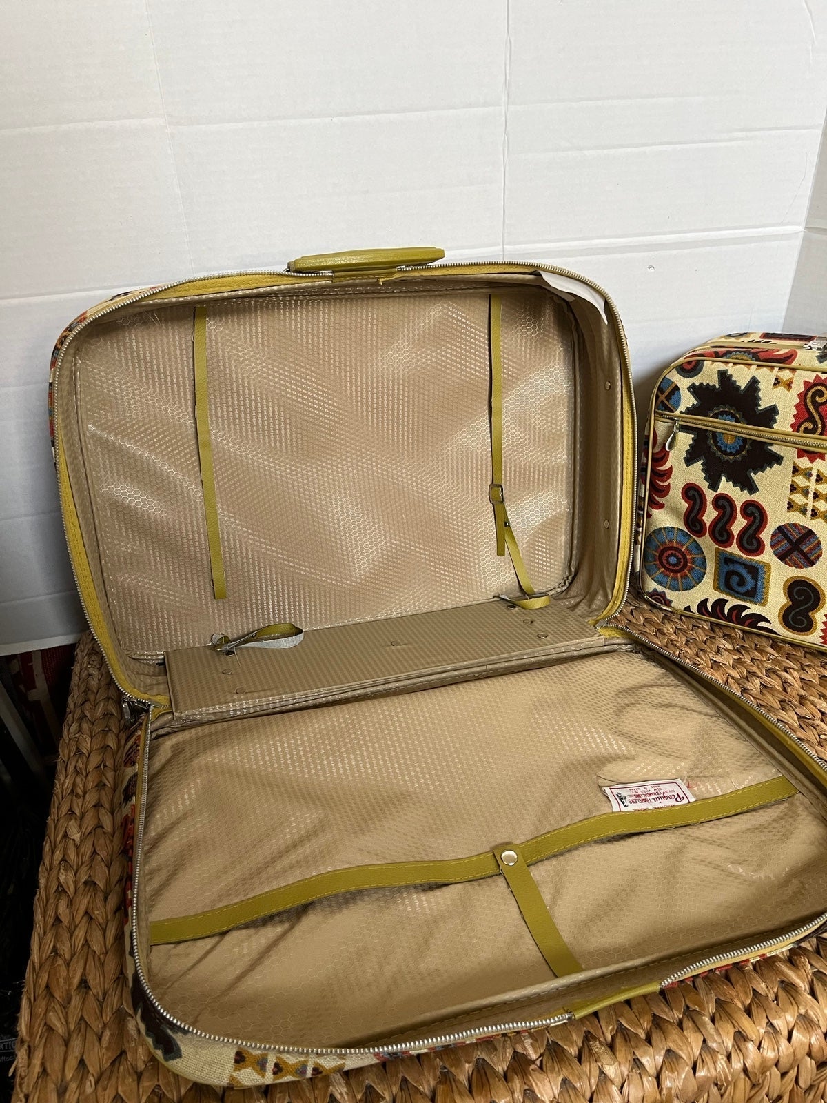 Vintage Penguin Travelers Suitcase Set - detail