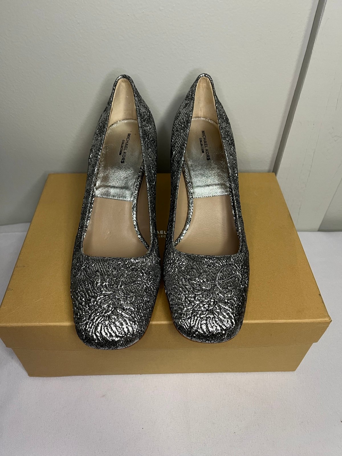 Michael Kors Collection Gigi Runway Silver Brocade 46F6GIMP2D Size 8