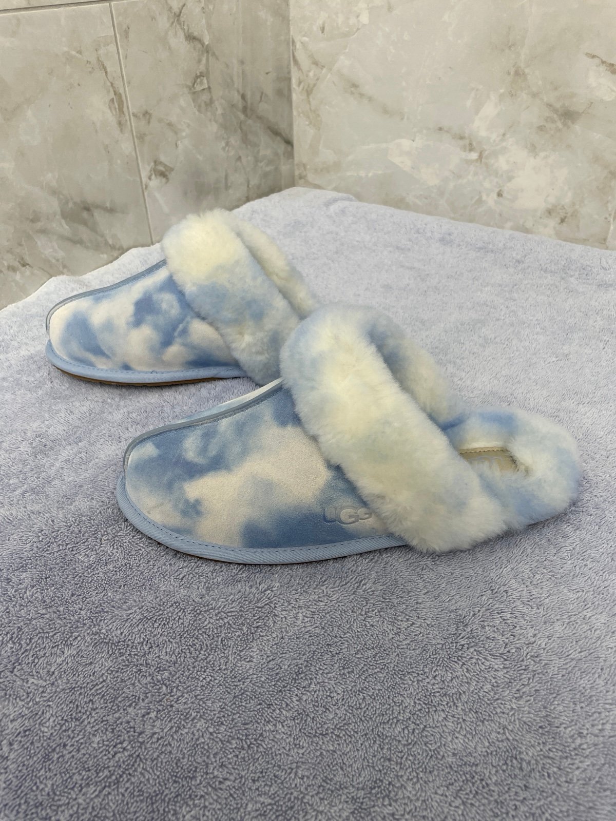 Brand new Ugg Scuffette ll watercolor slippers. Cloudy sky. Size 10.