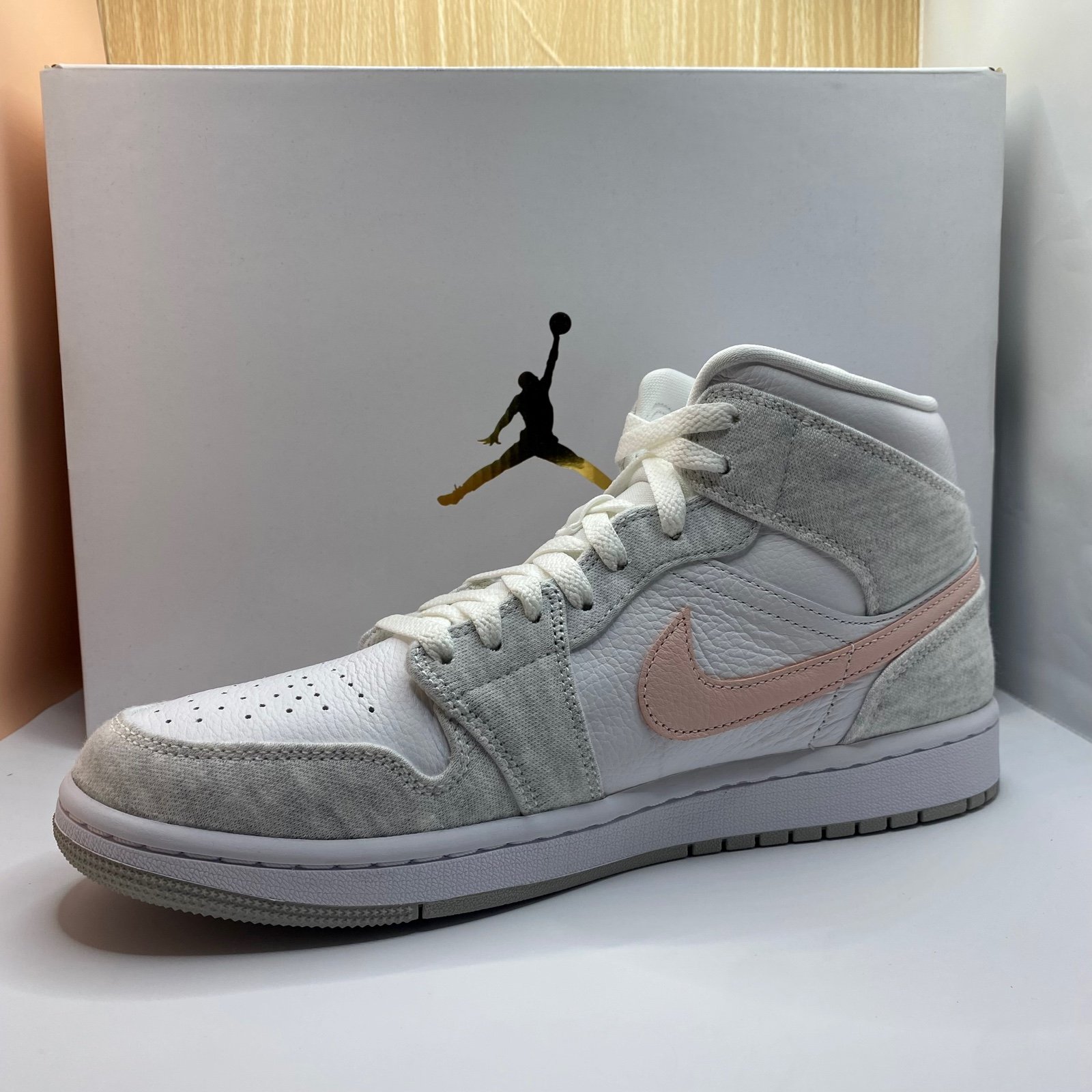 Women Jordan 1 Mid SE White Light Iron Ore NIB.