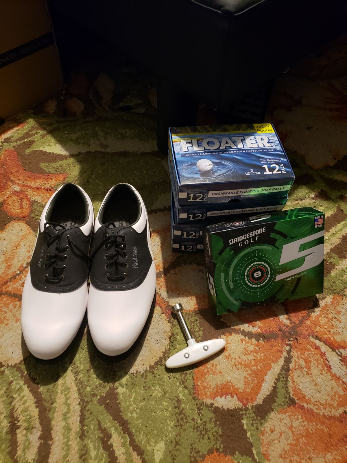 FootJoy golf shoes sz 9 w/ 60 golf balls