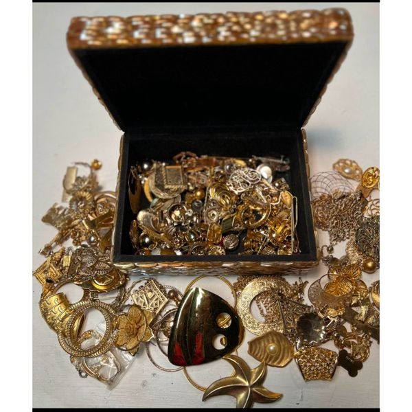 Huge Gold Jewelry Lot in Gold Jewelry Box Brooches Earrings Pins Pendents & More