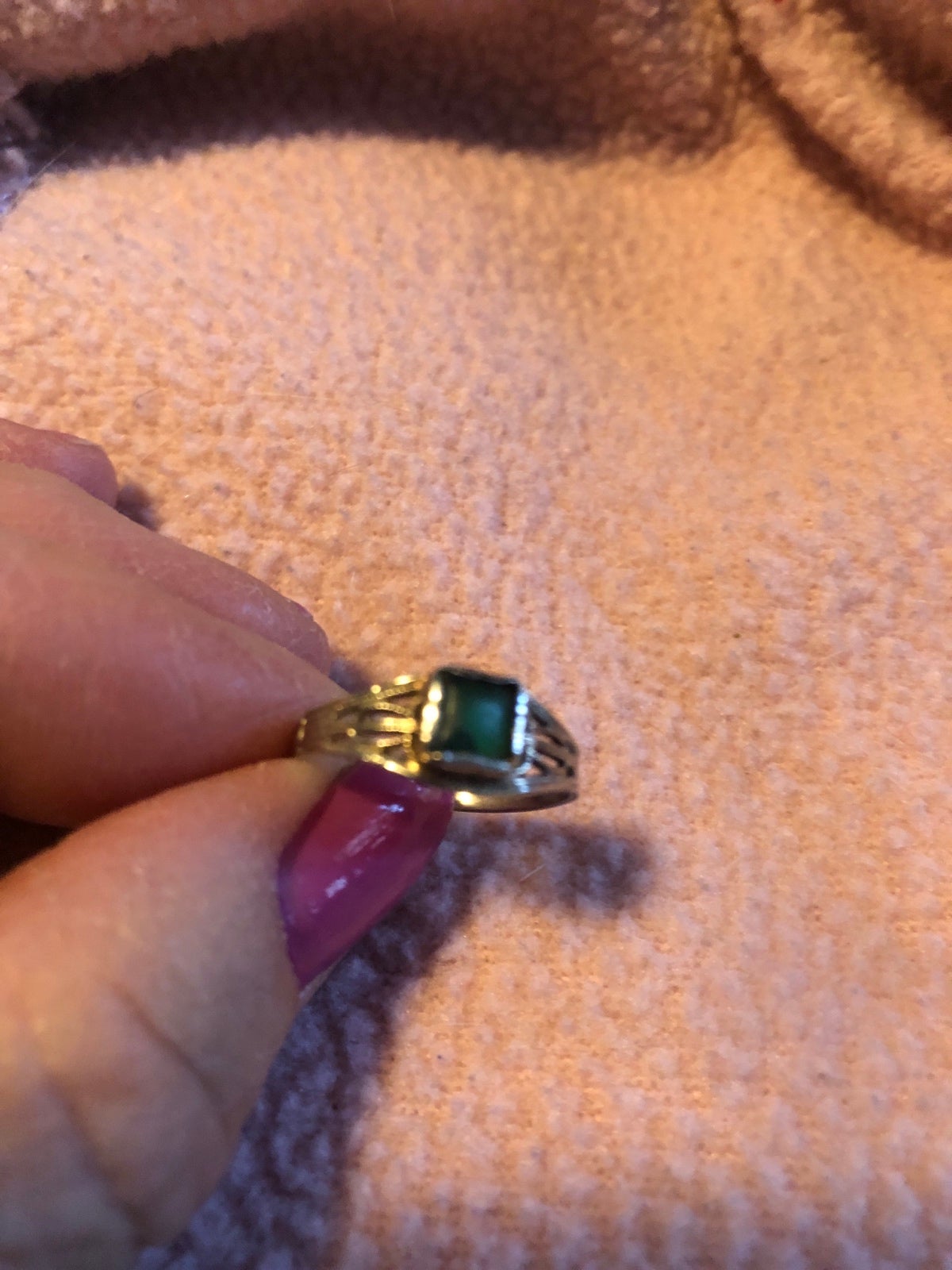10kt gold emerald ring. .... 1 gram