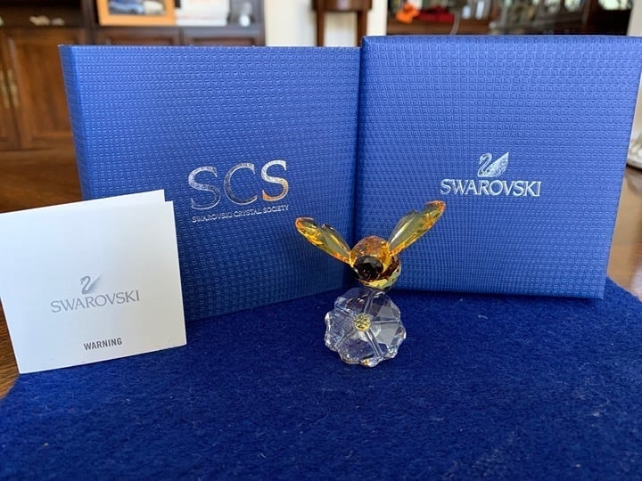 Swarovski Crystal Society Bumblebee on Flower 2017 Event Exclusive Figurine