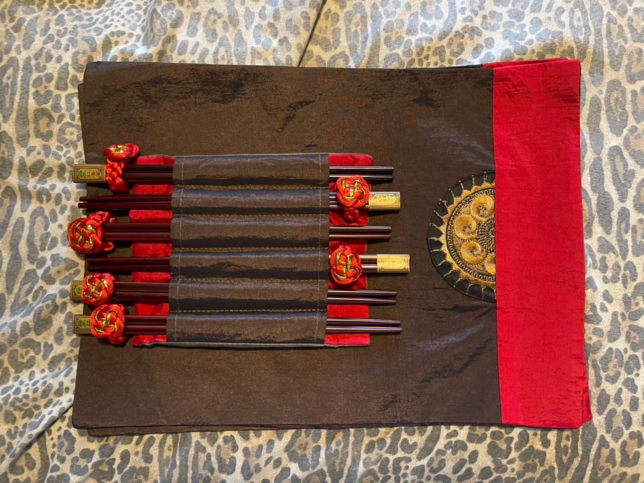 NEW Asian 6 piece table cloth/chopsticks