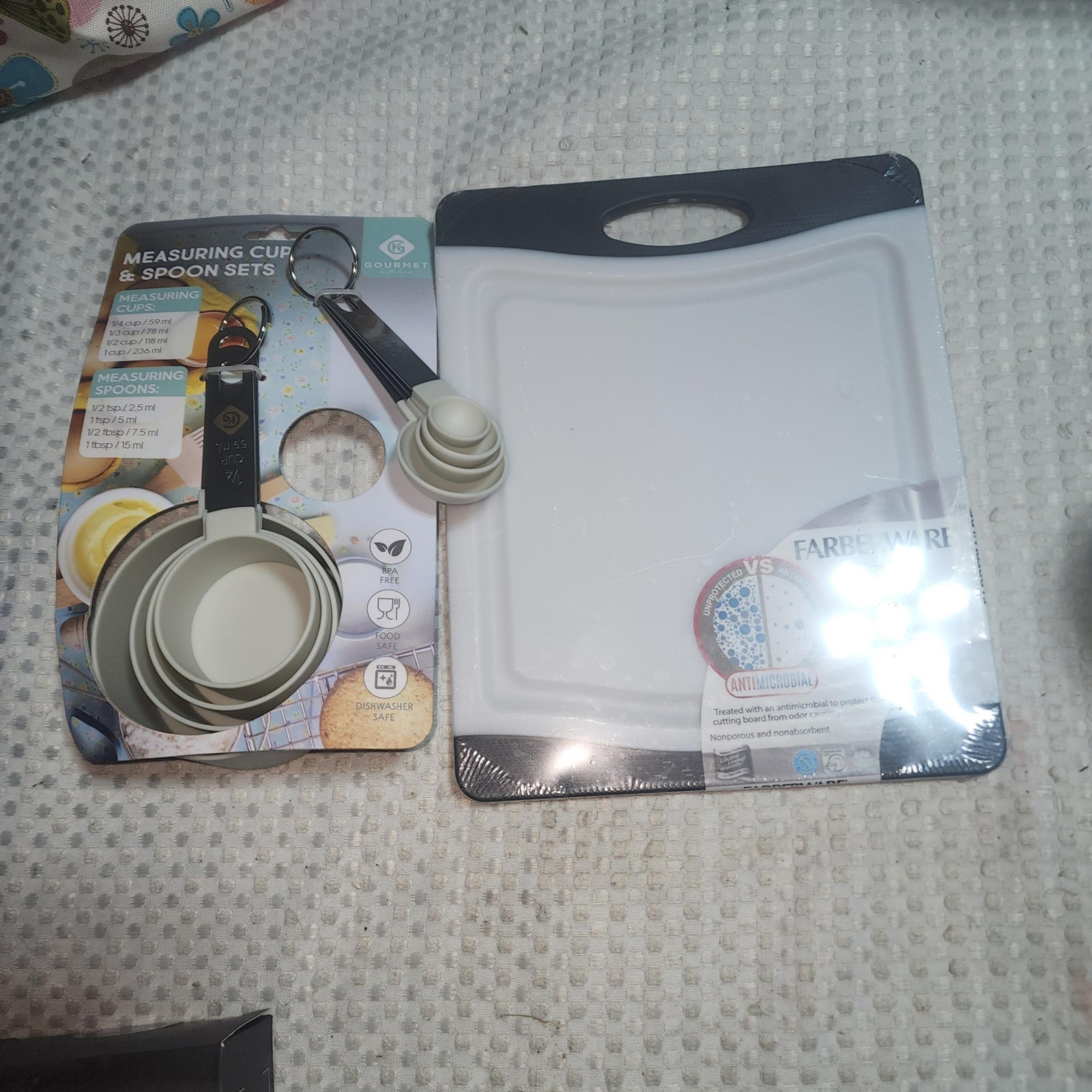 FARBERWARE NWT CUTTING BOARD & MEASURING CUPS SET