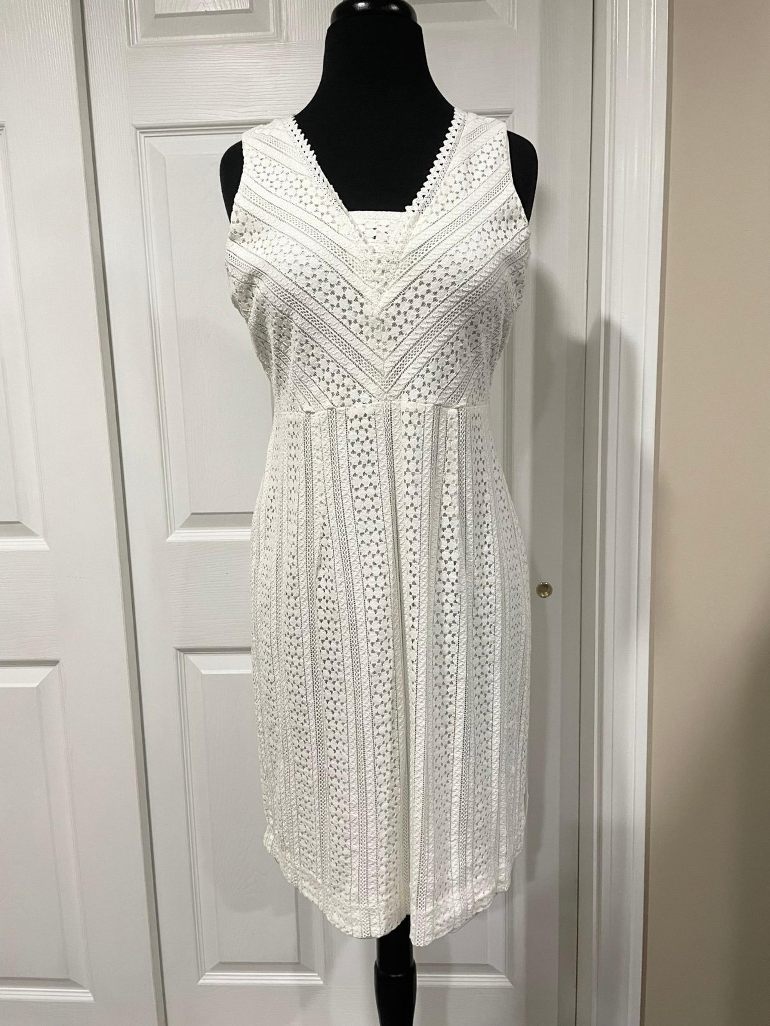 Roz&Ali white lace pattern white dress, size 8P