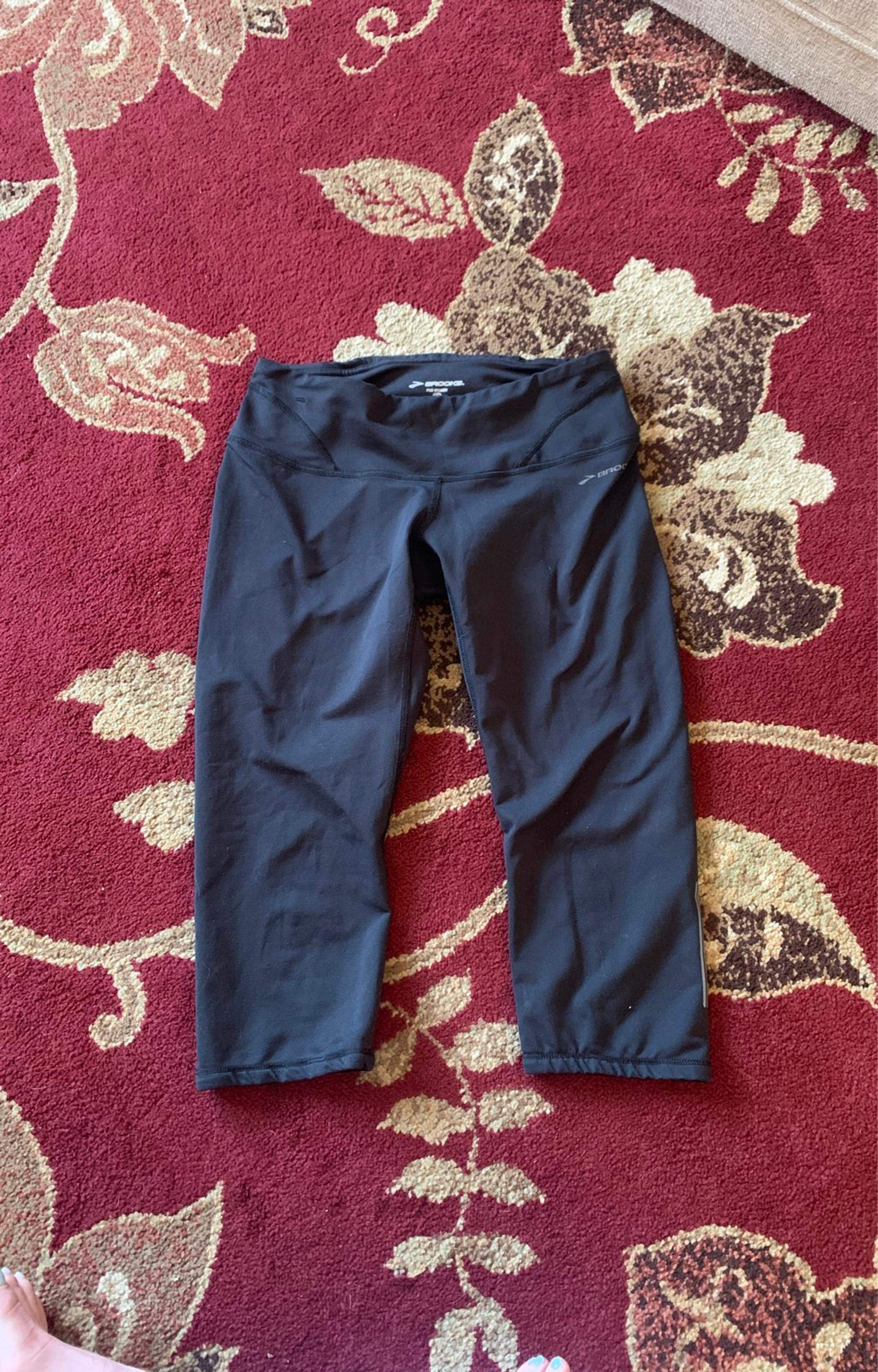 Capri leggings with zipper pocket