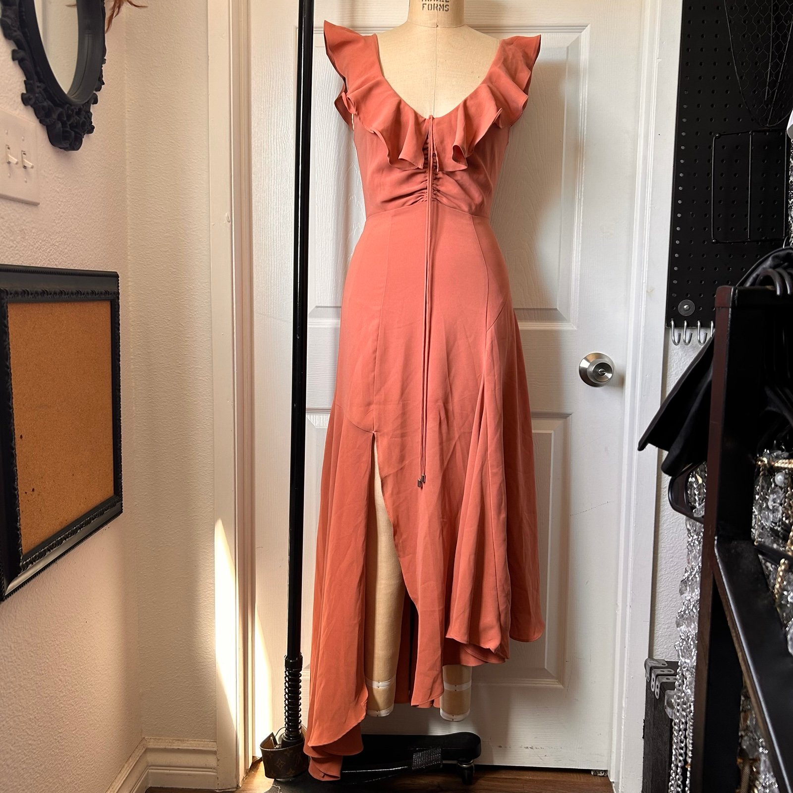 C/MED COLLECTIVE Peachy pink midi dress with ruffle detail and side slit #partyd