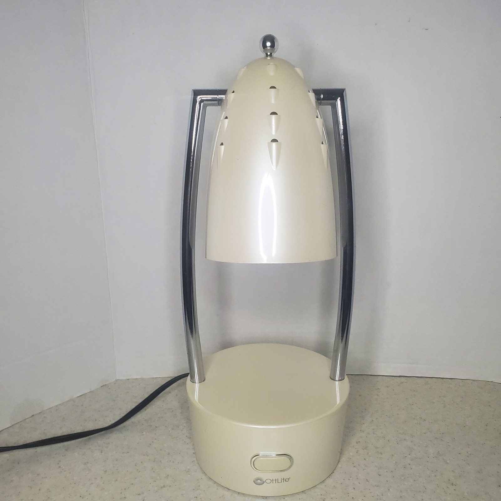 OTT-LITE® Daylight 15 W Pivoting Dome Desk Lamp 15 Tall 120V 60HZ Excellent