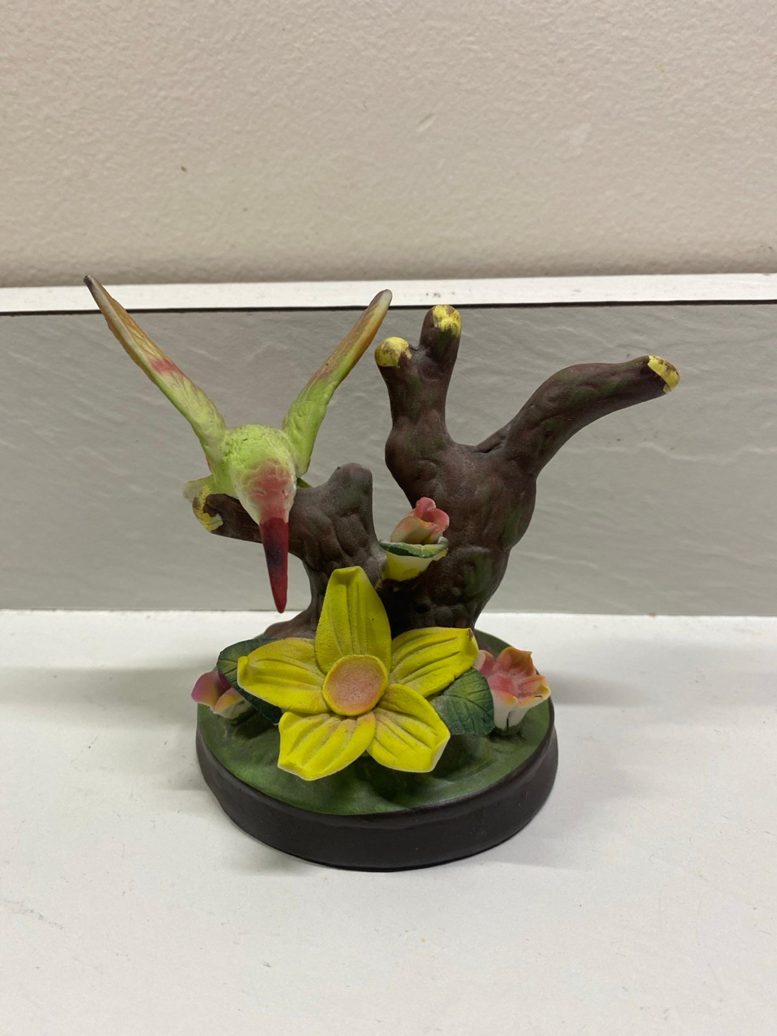 Porcelaine  hummingbird Figurine