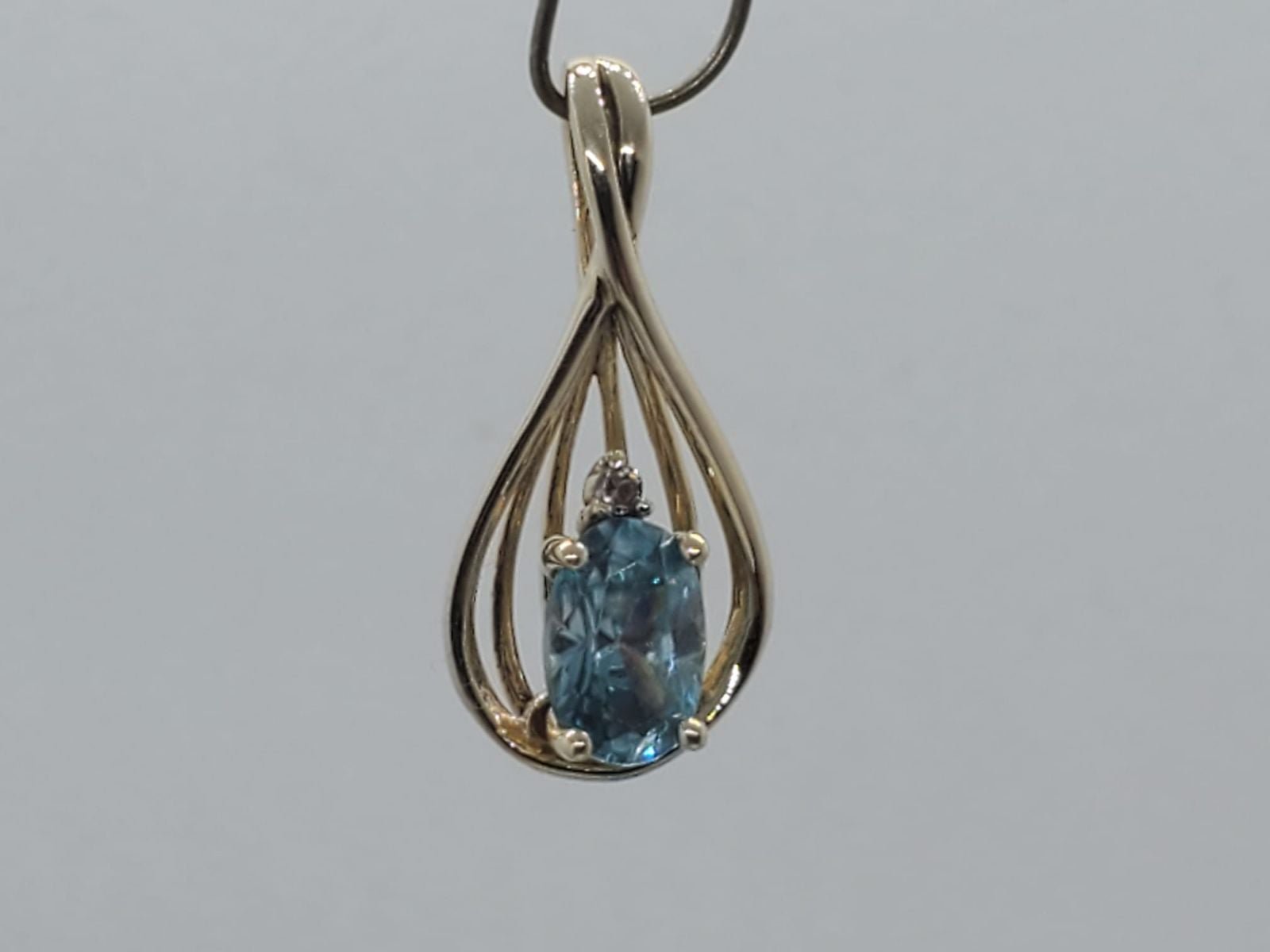 14k yellow gold pendant with diamond