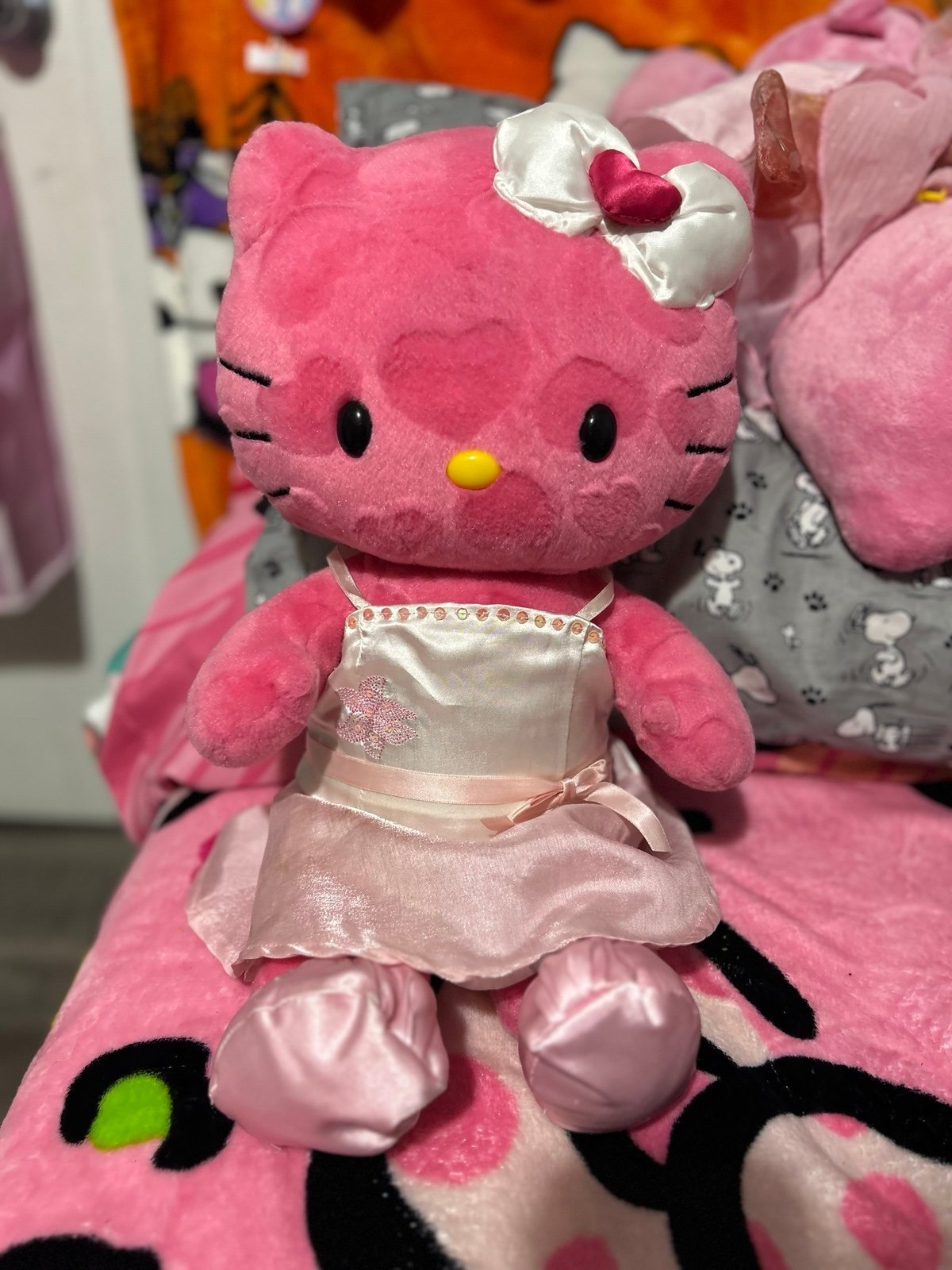 Pink hearts bab with strawberry scent inside!