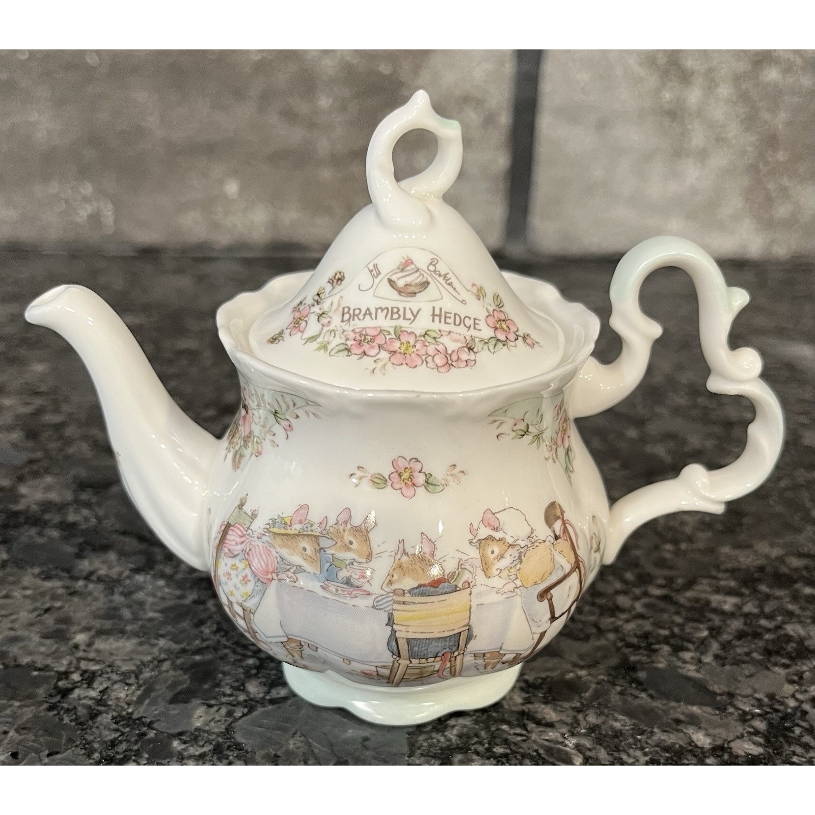 Vintage Royal Doulton Brambly Hedge Miniature Teapot 3 3/4” x 5” Porcelain