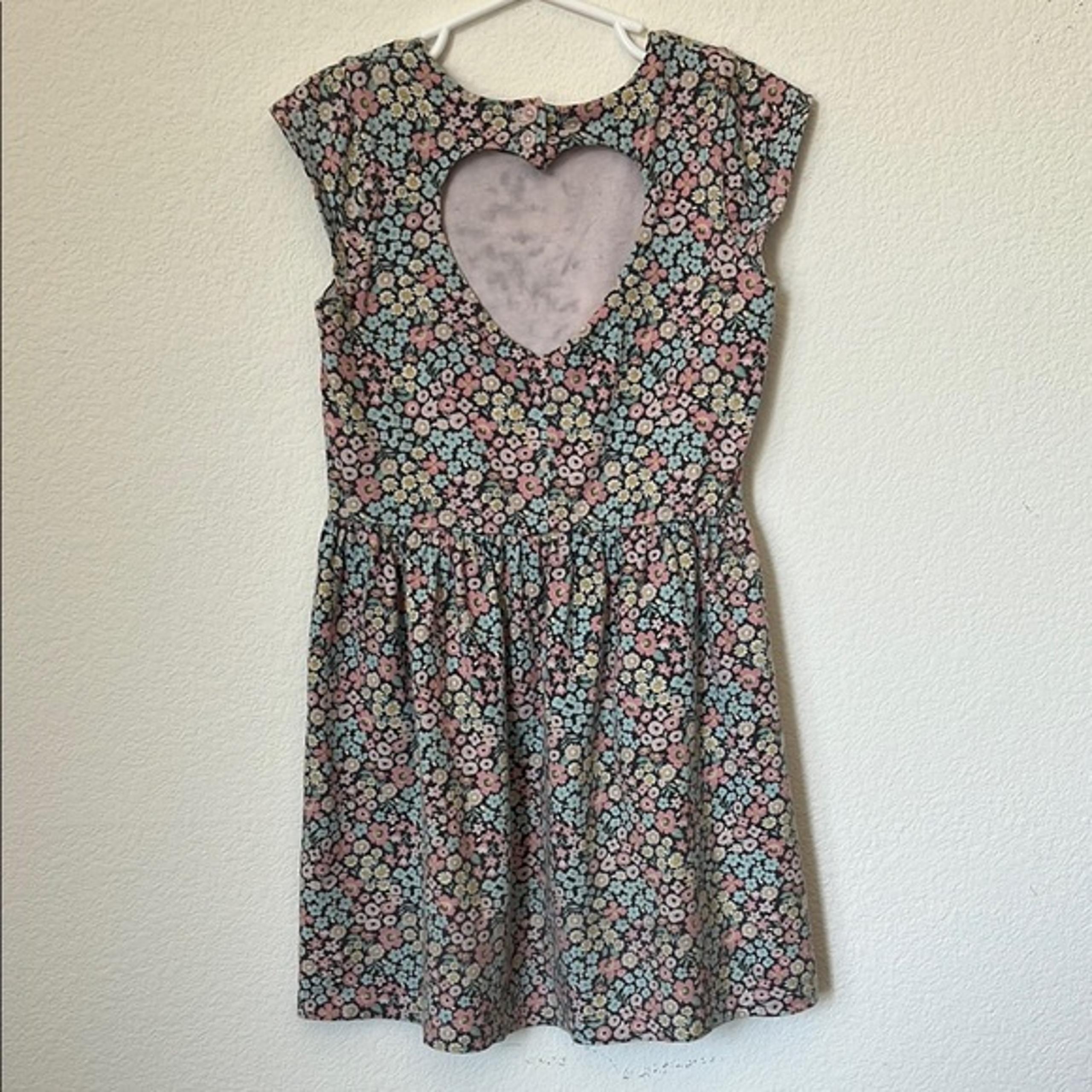 CARTER'S Adorable Floral Kids Dress Heart Shape at the back size 6