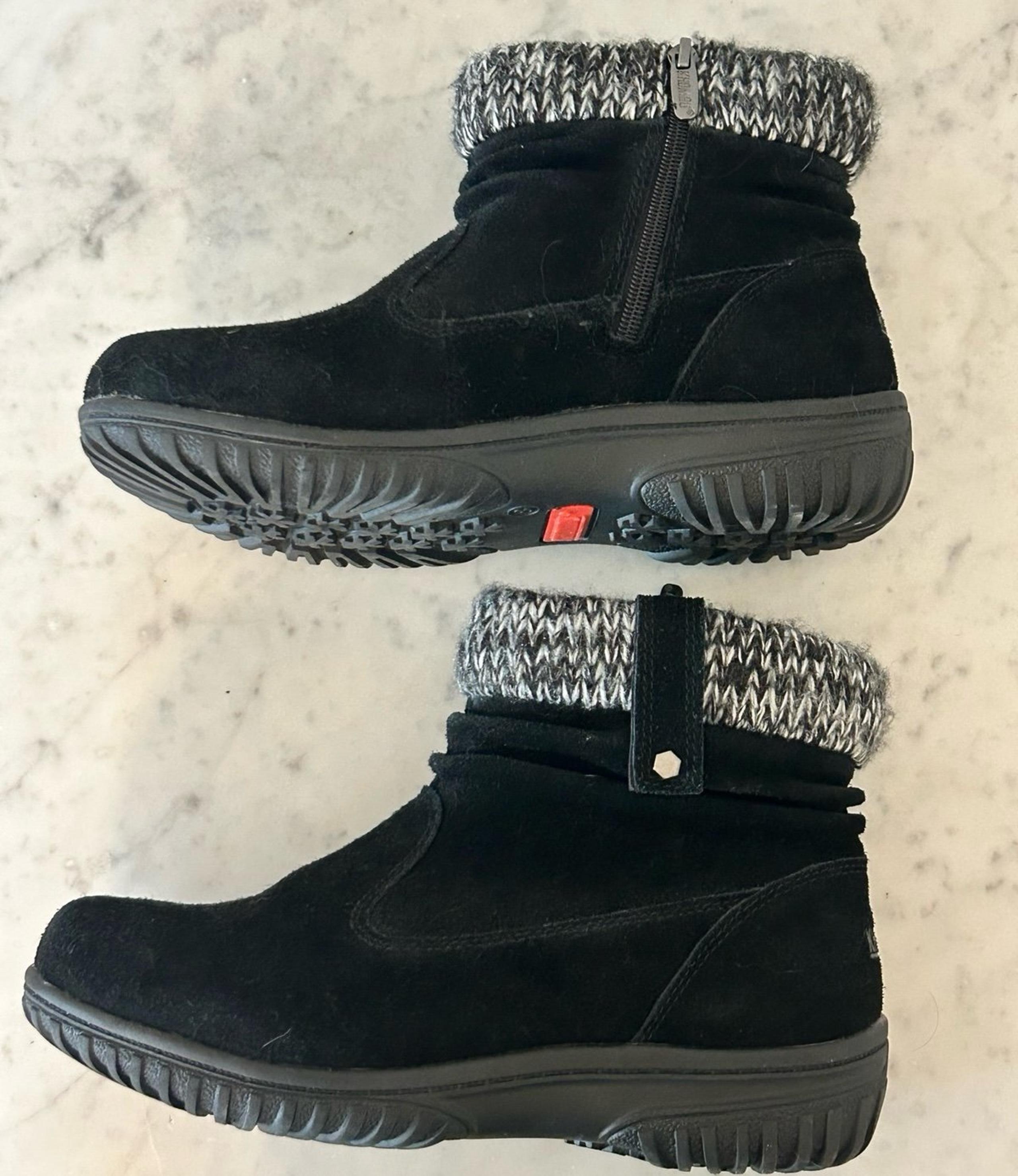 Women’s like new  Black Khombu ankle size 8 boots