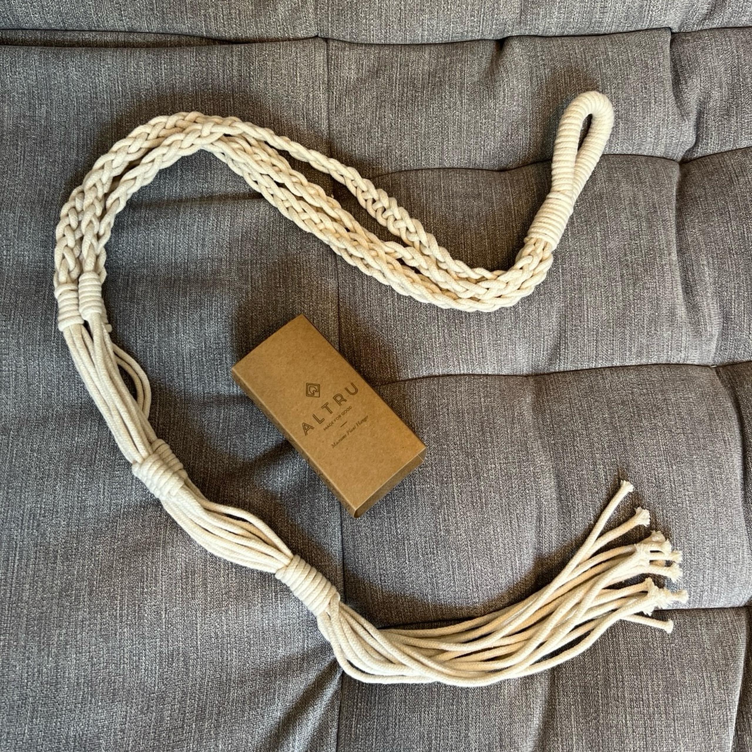 Macrame plant hanger
