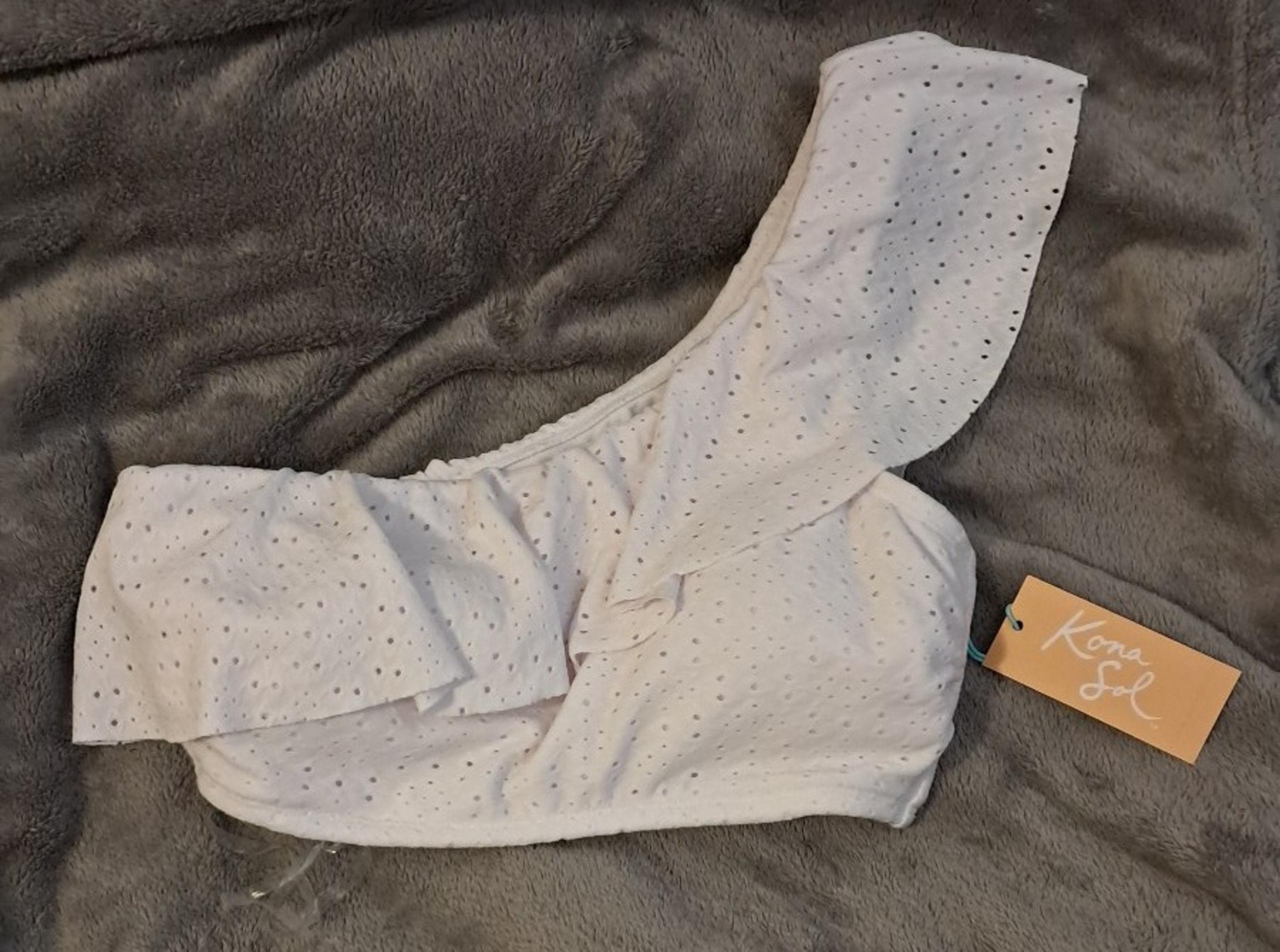 Kona Sol Women's White Eyelet Swimsuit Bathing Suit Bikini Top. Size: M 8-10.