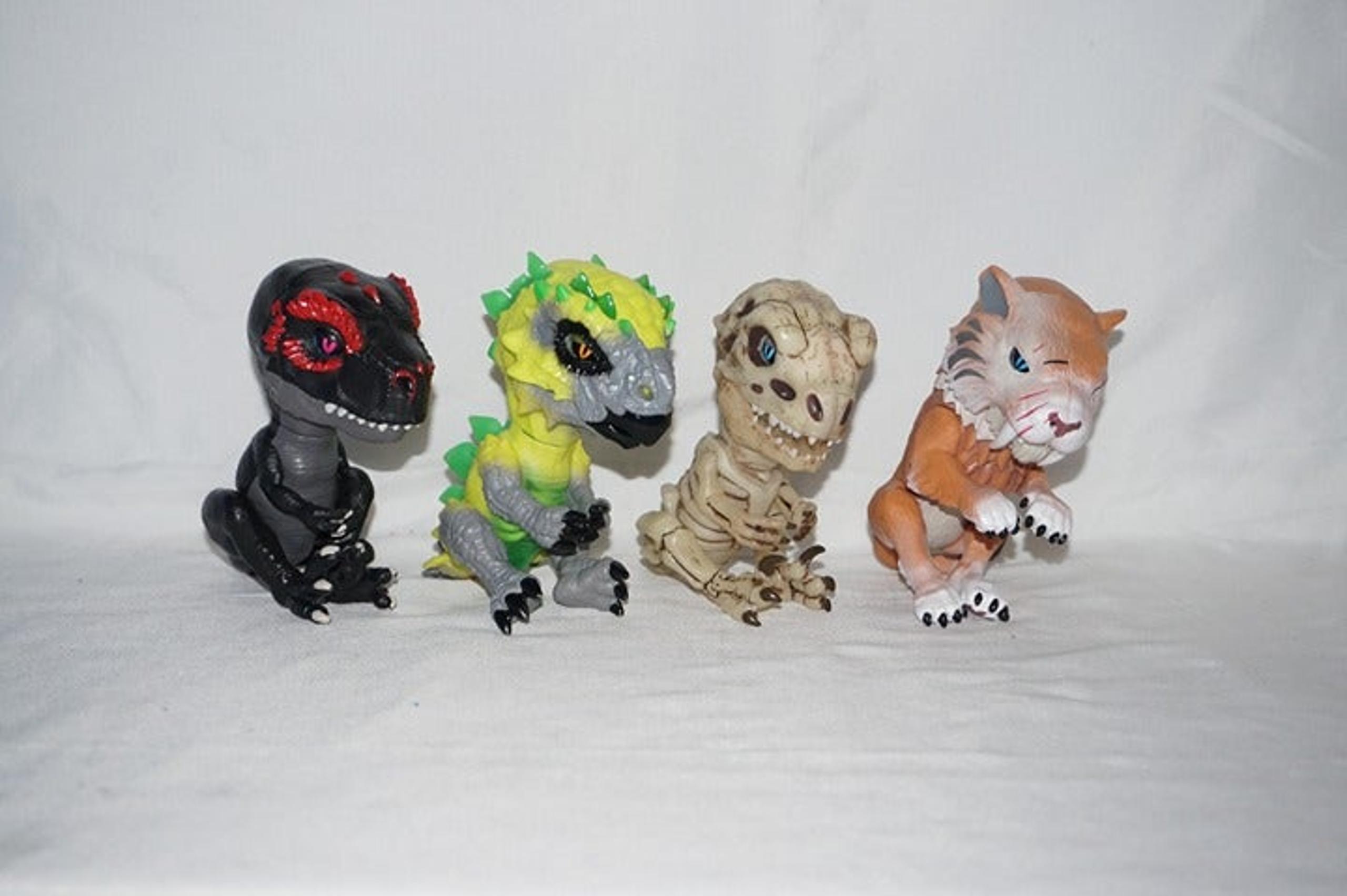 WowWee Fingerlings Untamed Bonesaw Whiplash Jail break Infrared Interactive Toys