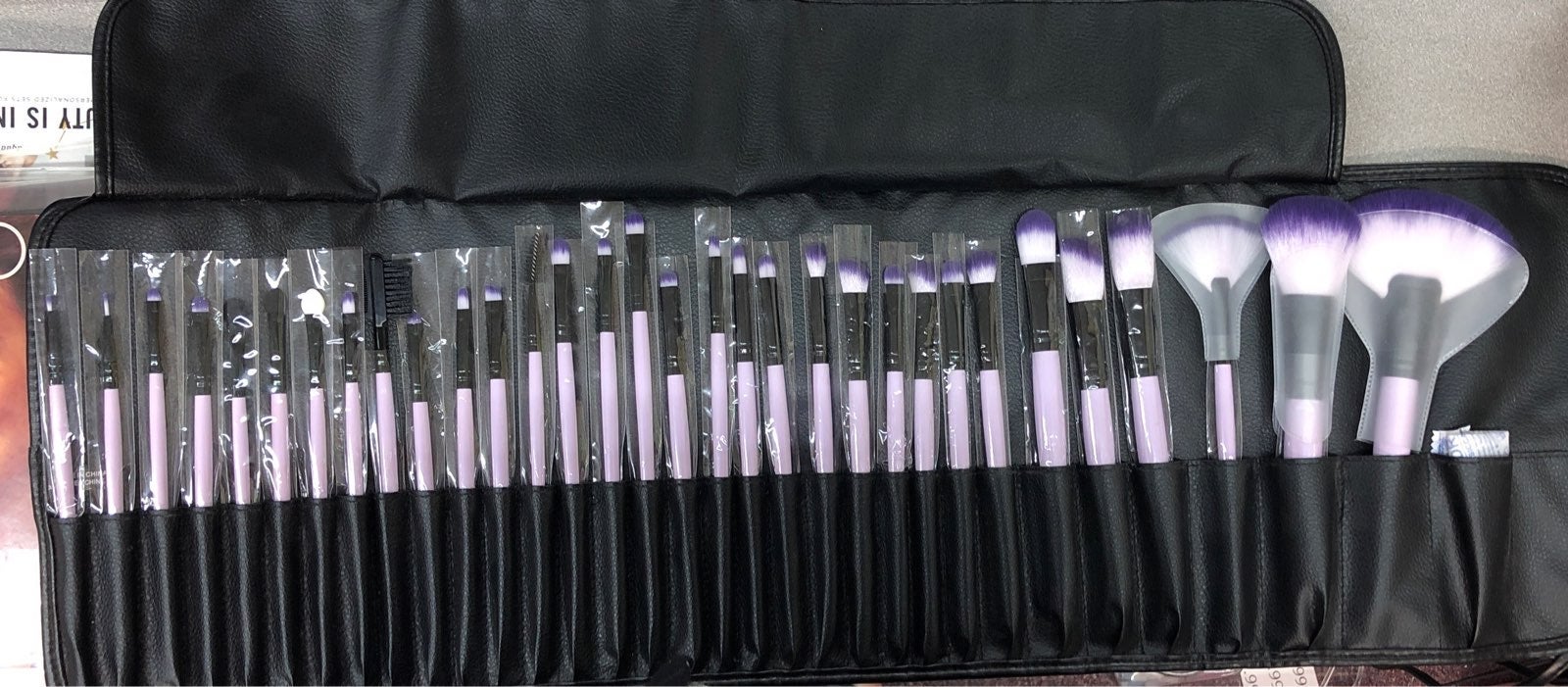 32 Piece Makeup Brush Set in Organizer/Carrier