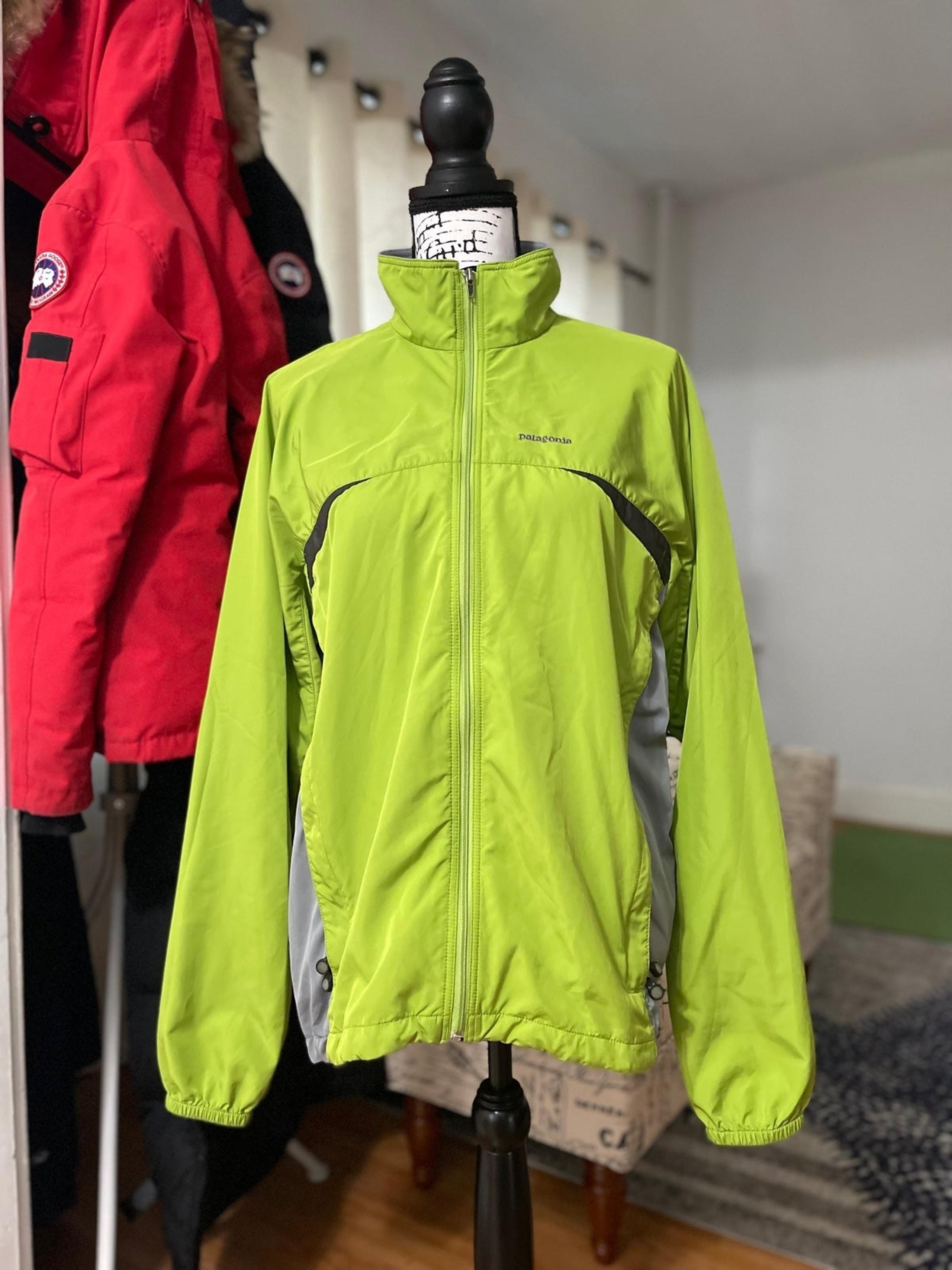 EUC Men’s Size Medium Patagonia Waterproof Hiking/Jogging Jacket In Neon Green