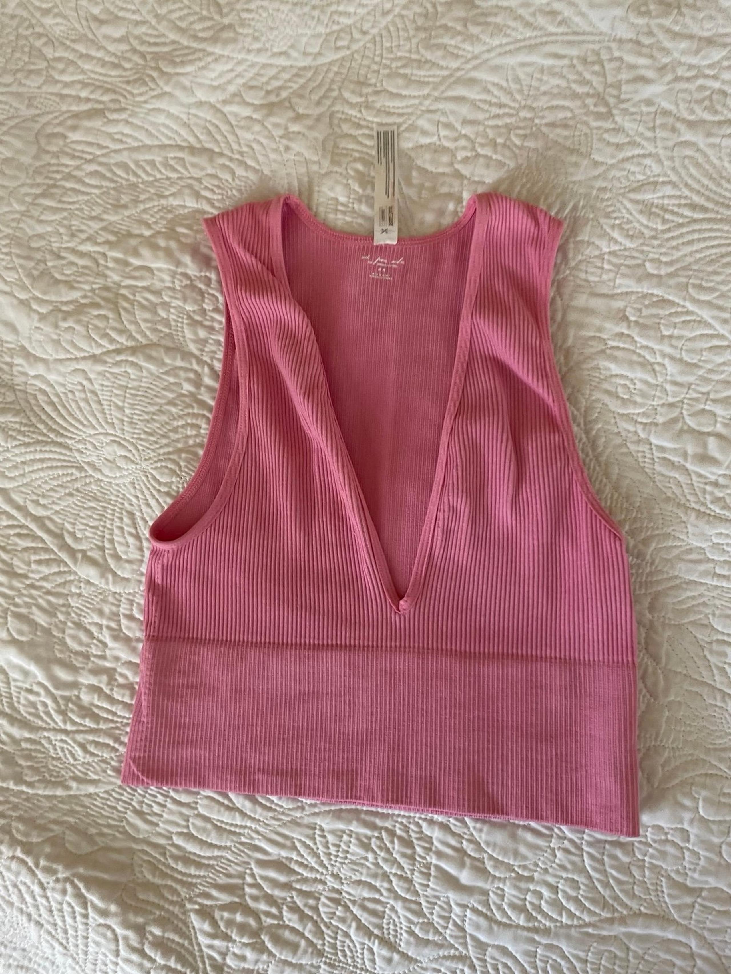 M Urban outfitters women’s ribbed V-neck crop top tank top pink like new
