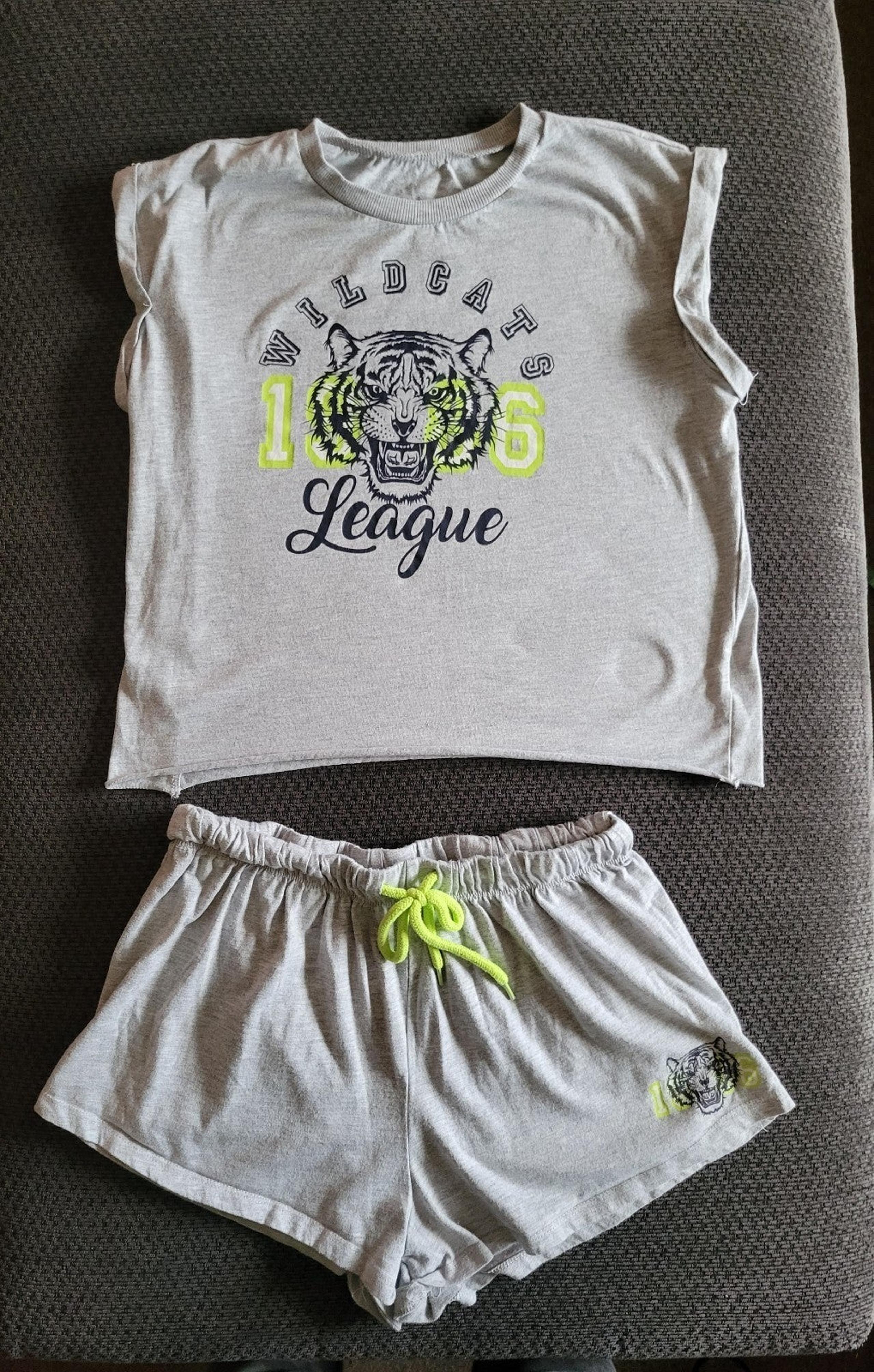 No Boundries Size Juniors 11/13 Gray "Wildcats" League Crop Top & Shorts Set !!!